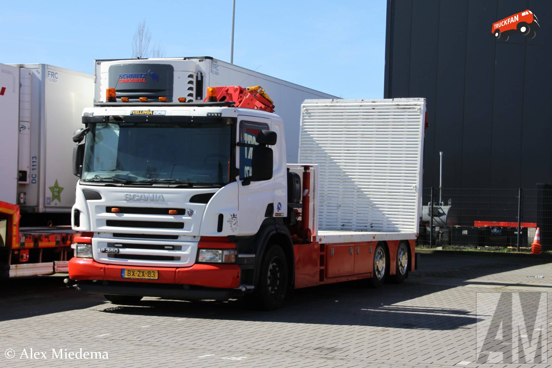 Scania P360 vrachtwagen in Leeuwarden