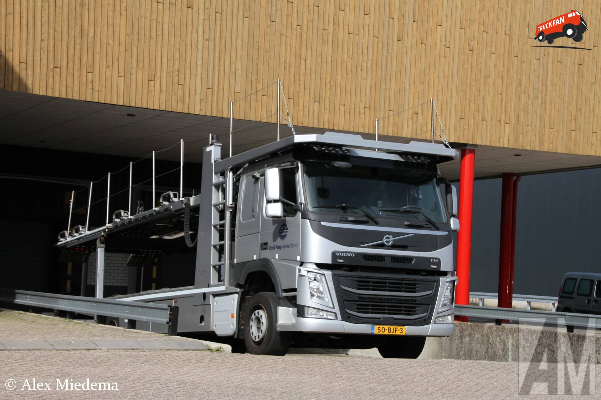 Volvo FM met Tijhof opbouw van Emil Frey