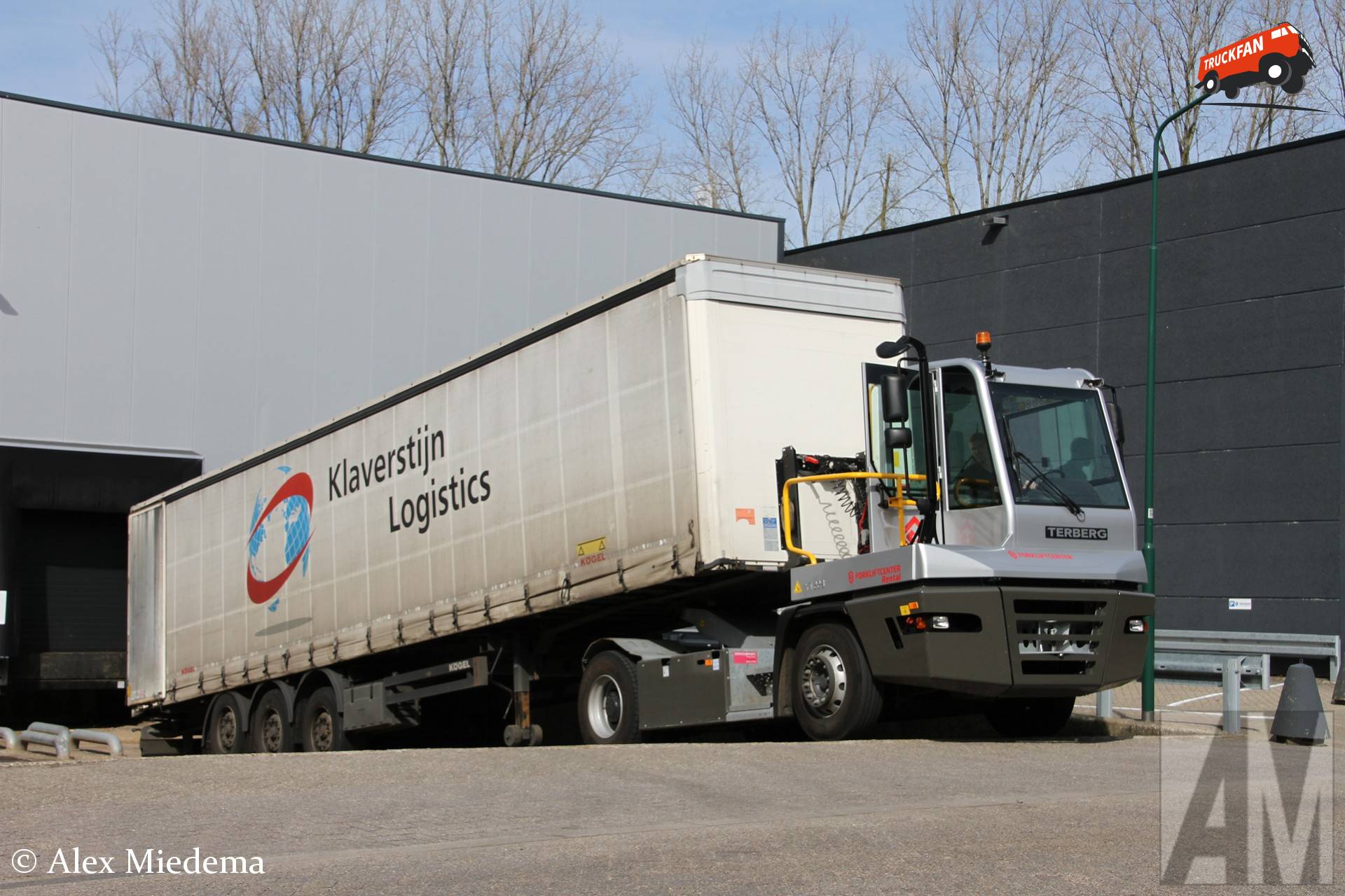 Terberg YT223 van Forkliftcenter Rental verplaatst een Kögel oplegger van Klaverstijn Logistics