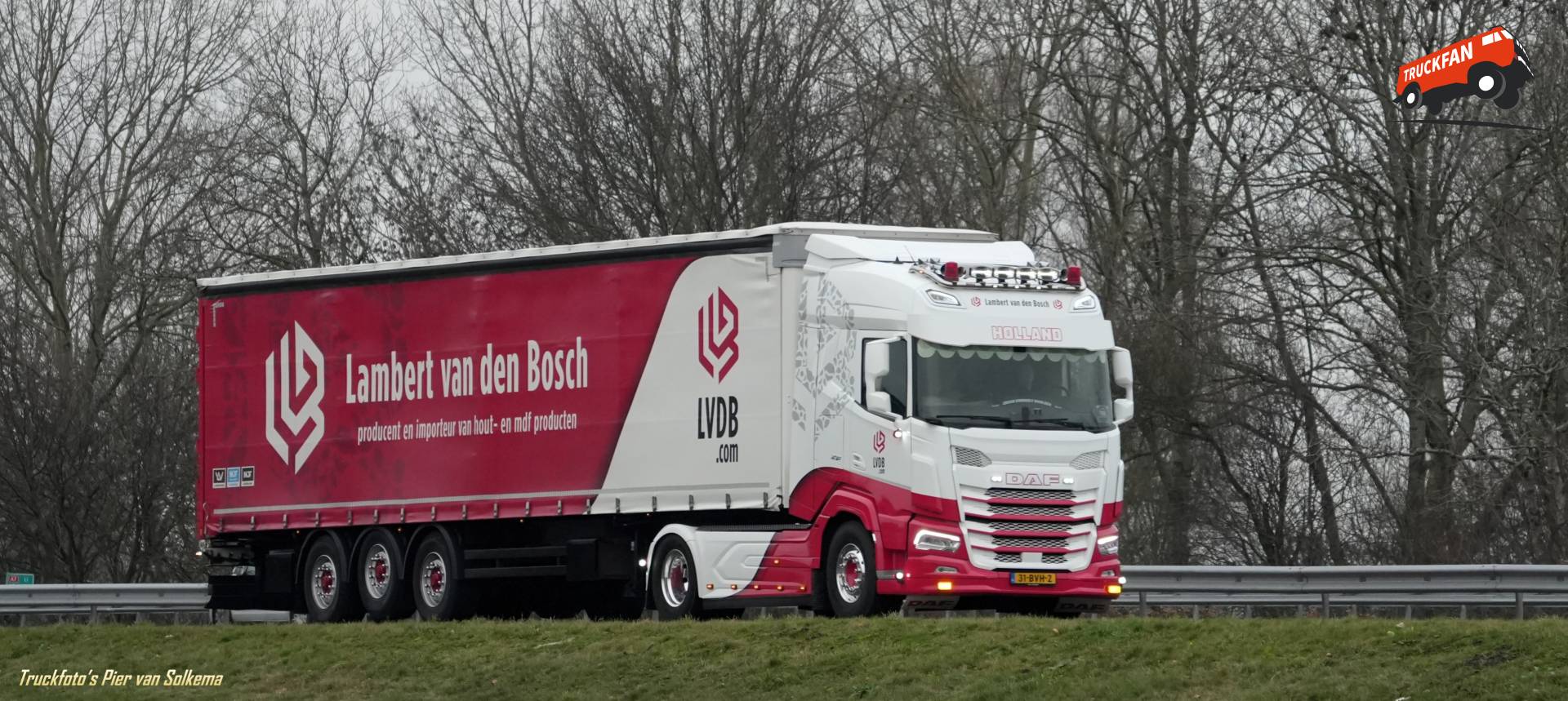 DAF XF vrachtwagen op de A7 bij Sneek