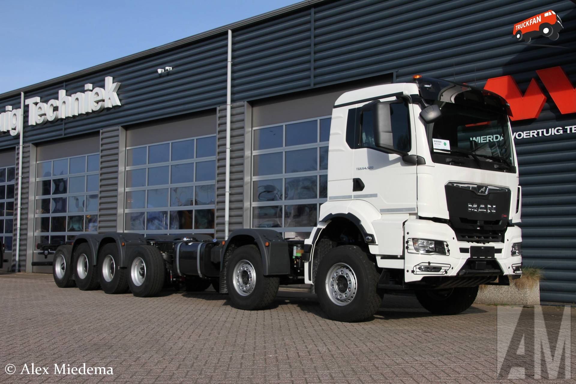 MAN TGS 64.520 betonpompchassis bij Wierda Joure