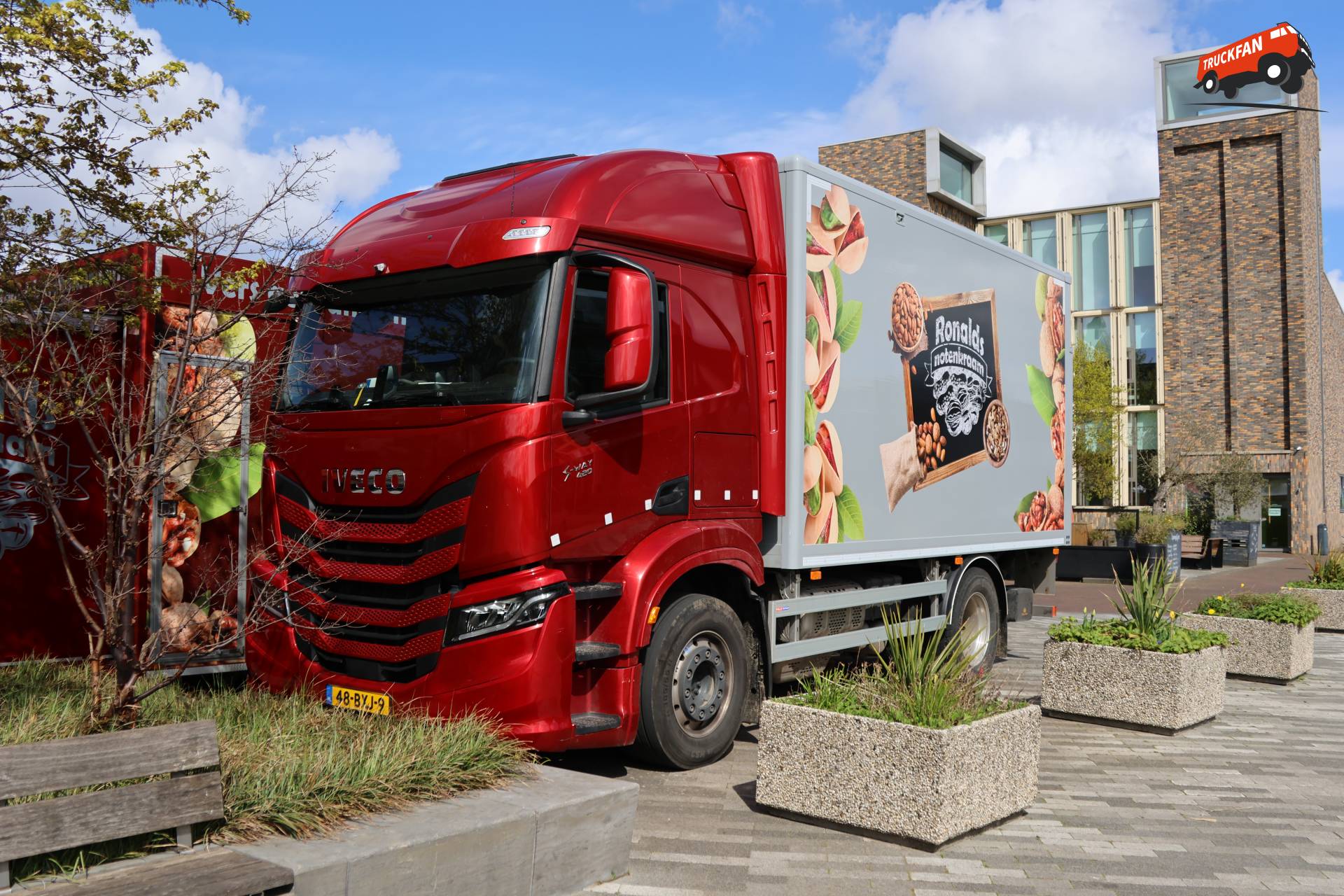 Iveco S-Way truck van Ronalds Notenkraam