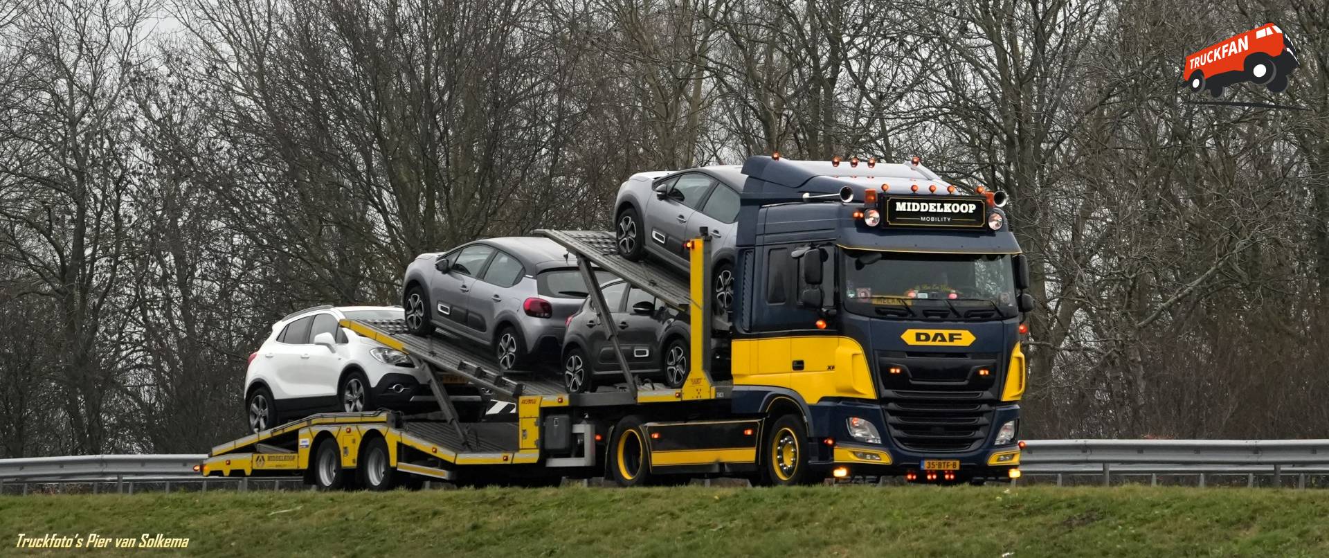 DAF XF vrachtwagen bij A7 Sneek