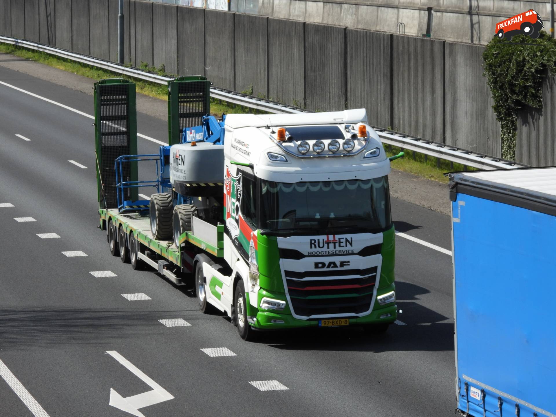 DAF XF 430 FT vrachtwagen op A15 bij Hardinxveld-Giessendam