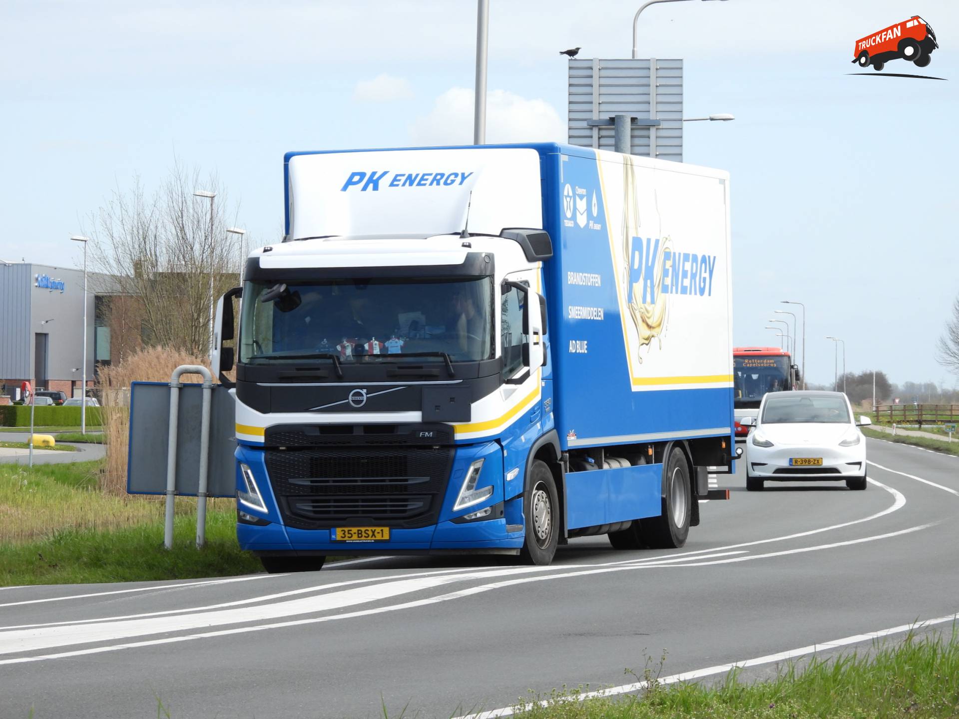 Volvo FM11 330 4x2 truck op N210 bij Schoonhoven