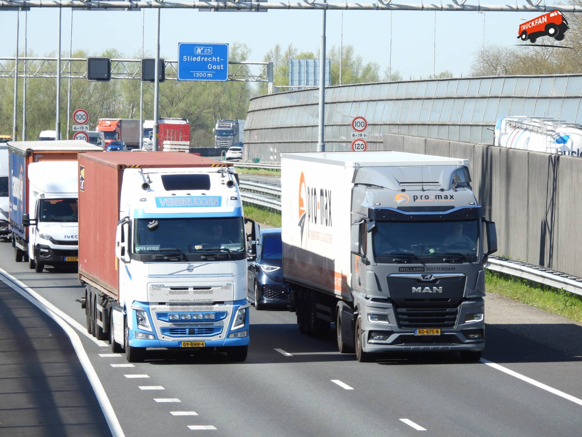Volvo FH13 500 en MAN TGX 18.480 op snelweg A15.