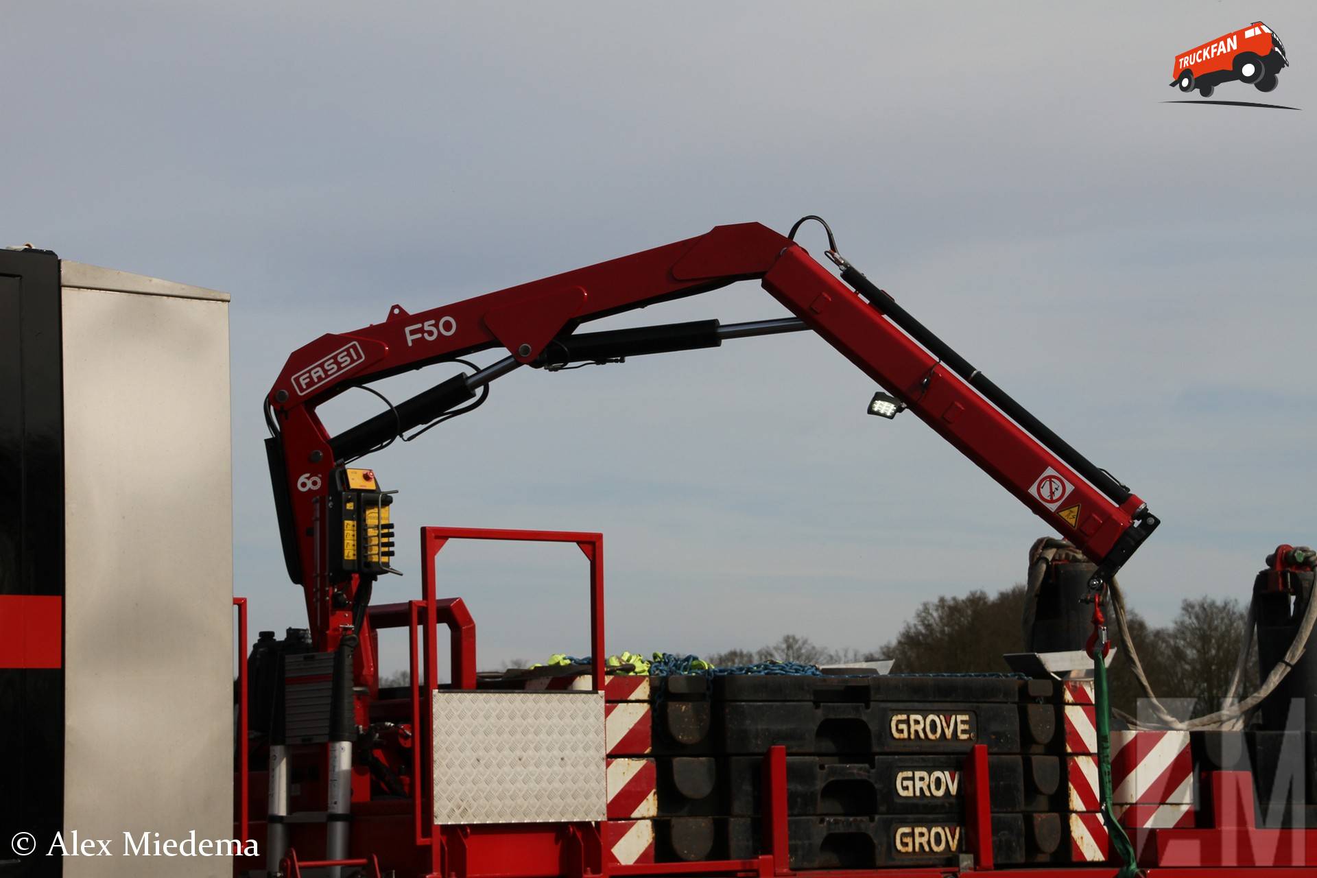 Fassi F50 laadkraan op Nooteboom ballasttrailer