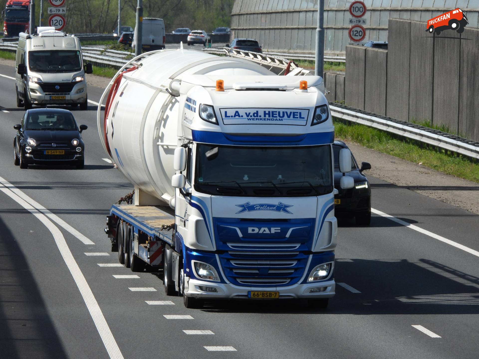 DAF XF Euro 6 op A15 bij Hardinxveld-Giessendam