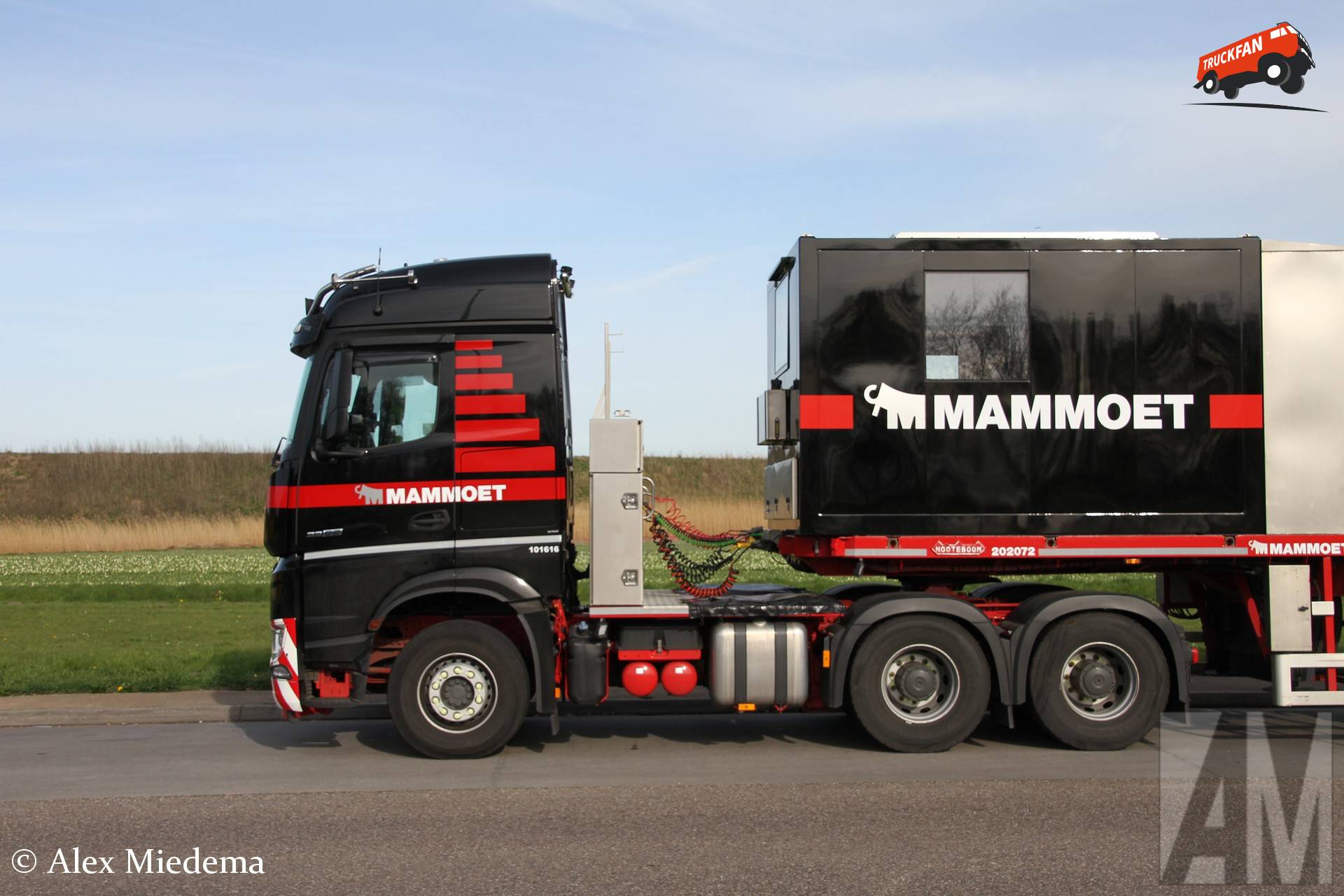 Mercedes-Benz Arocs vrachtwagen bij verzorgingsplaats Wellerzand