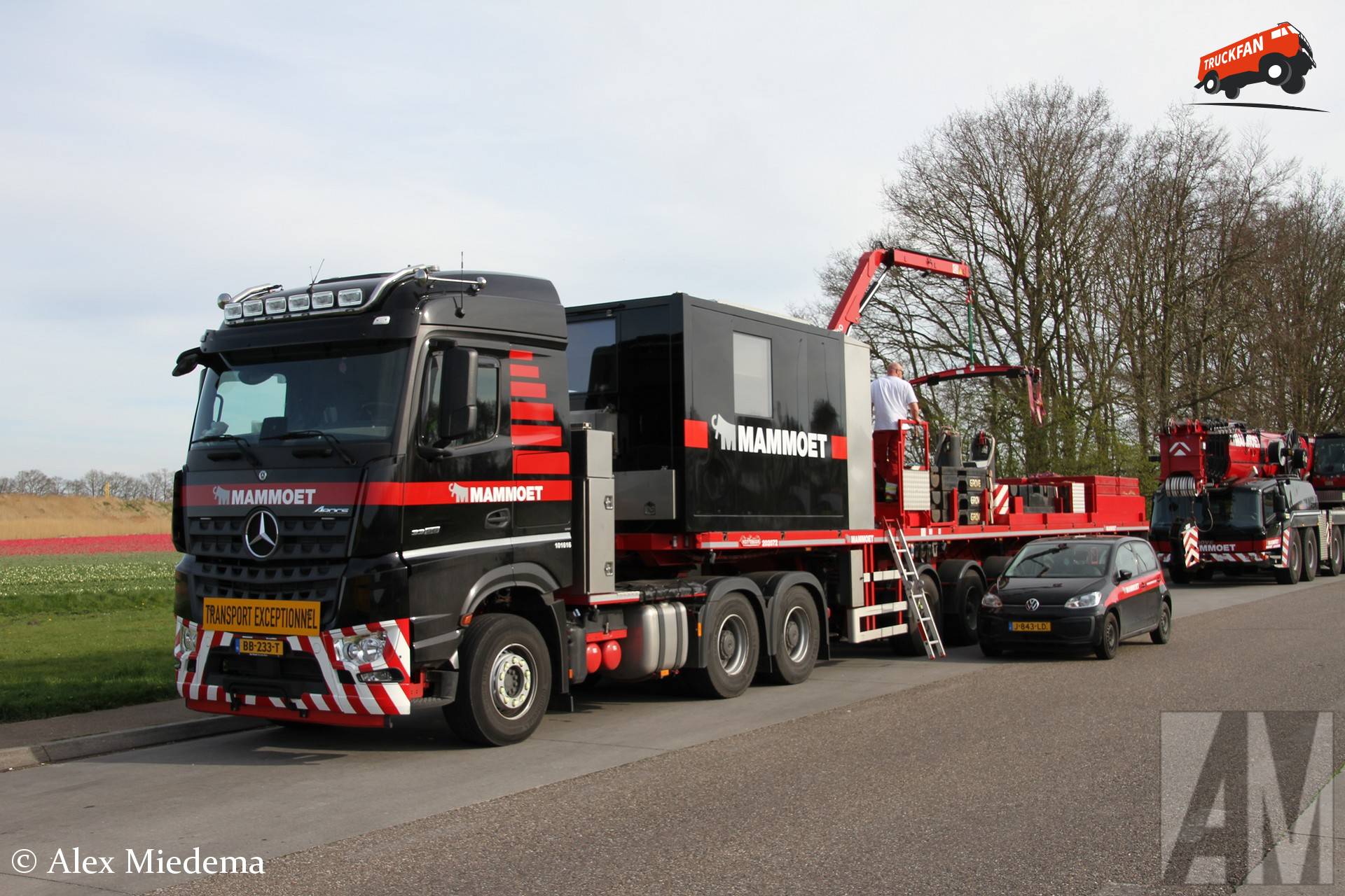 Mercedes-Benz Arocs met Nooteboom ballasttrailer bij verzorgingsplaats Wellerzand
