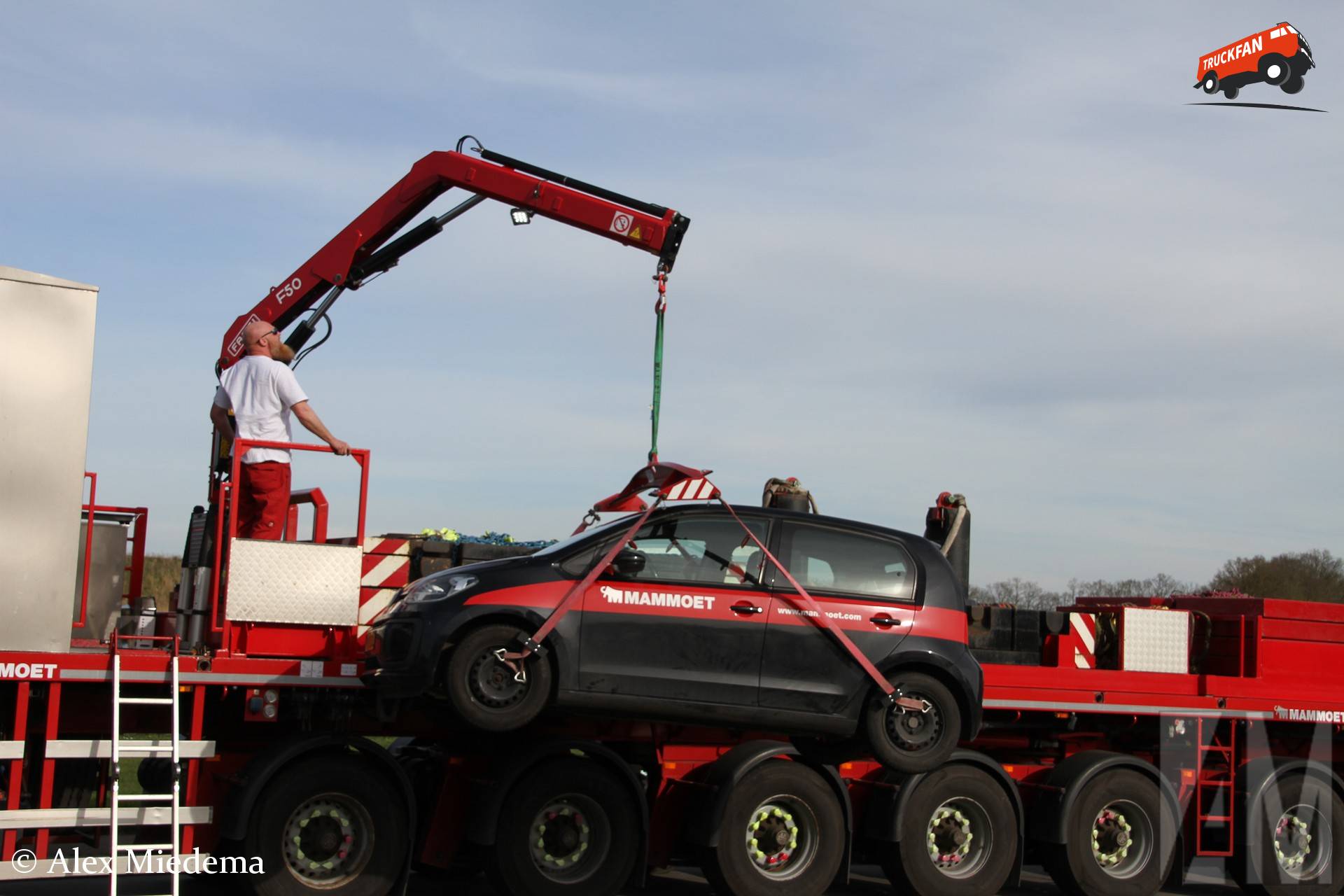 Fassi laadkraan en VW Up op A6 locatie