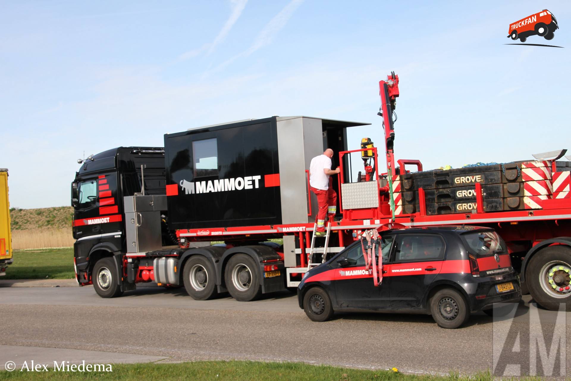 Vehicles at Wellerzand rest area along A6 highway