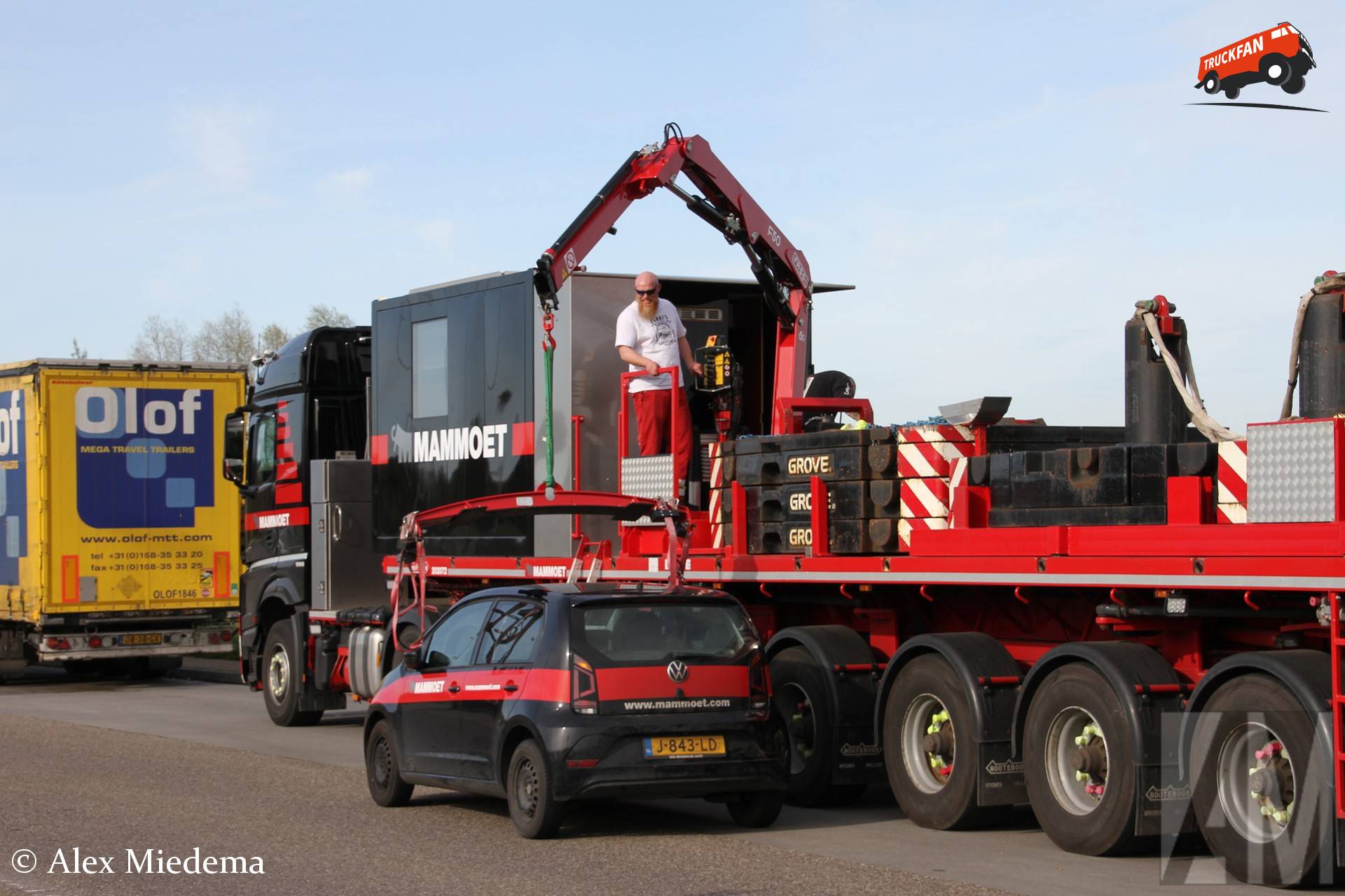Mercedes-Benz Arocs en VW Up met Nooteboom trailer