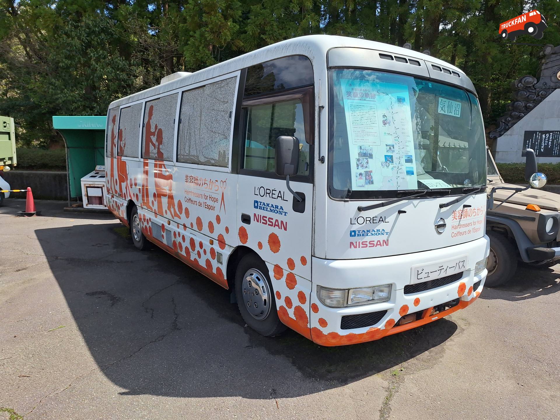Nissan Civilian naast het Motorcar Museum of Japan