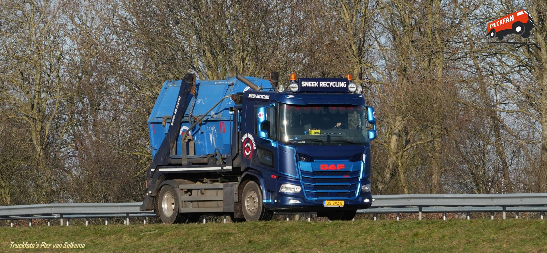 DAF XD vrachtwagen bij Sneek Recycling