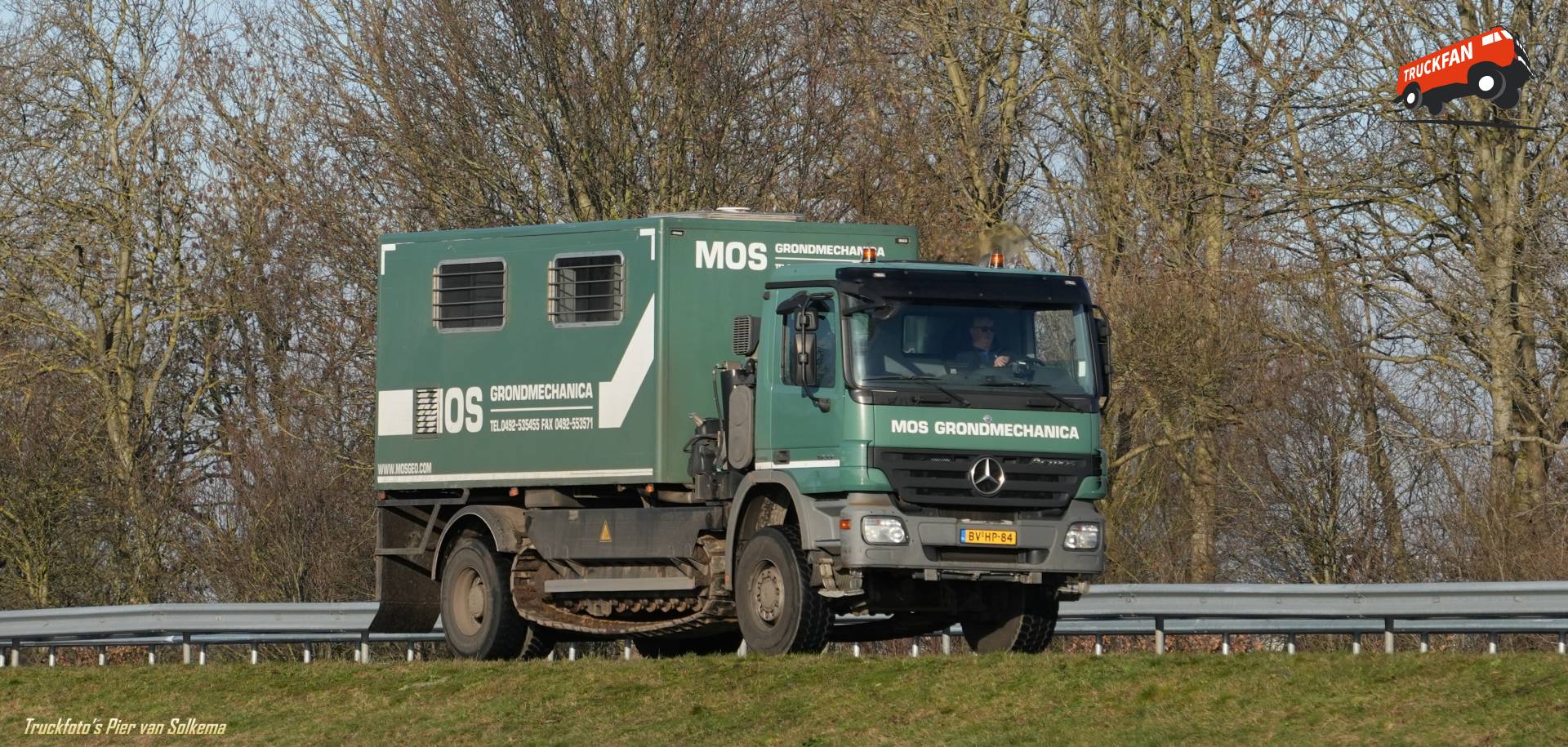 Mercedes Benz Actros vrachtwagen bij A7 Sneek