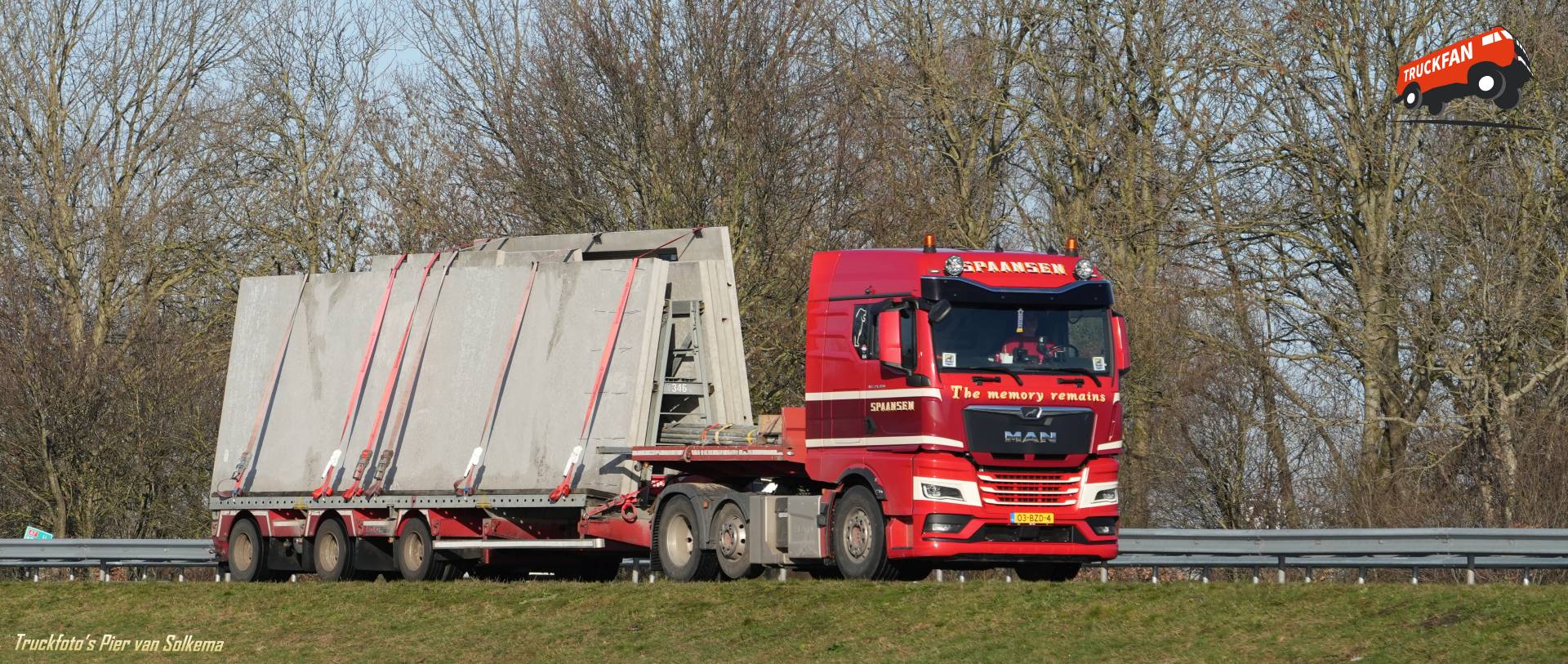 MAN TGX vrachtwagen op A7 bij Sneek