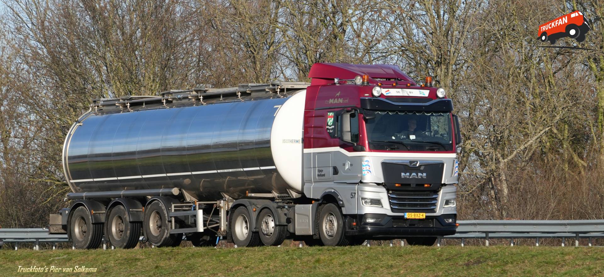 MAN TGX tanktransport bij A7 Sneek
