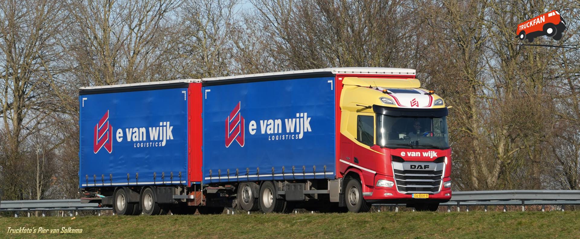 DAF XF vrachtwagen van Wijk op A7 Sneek