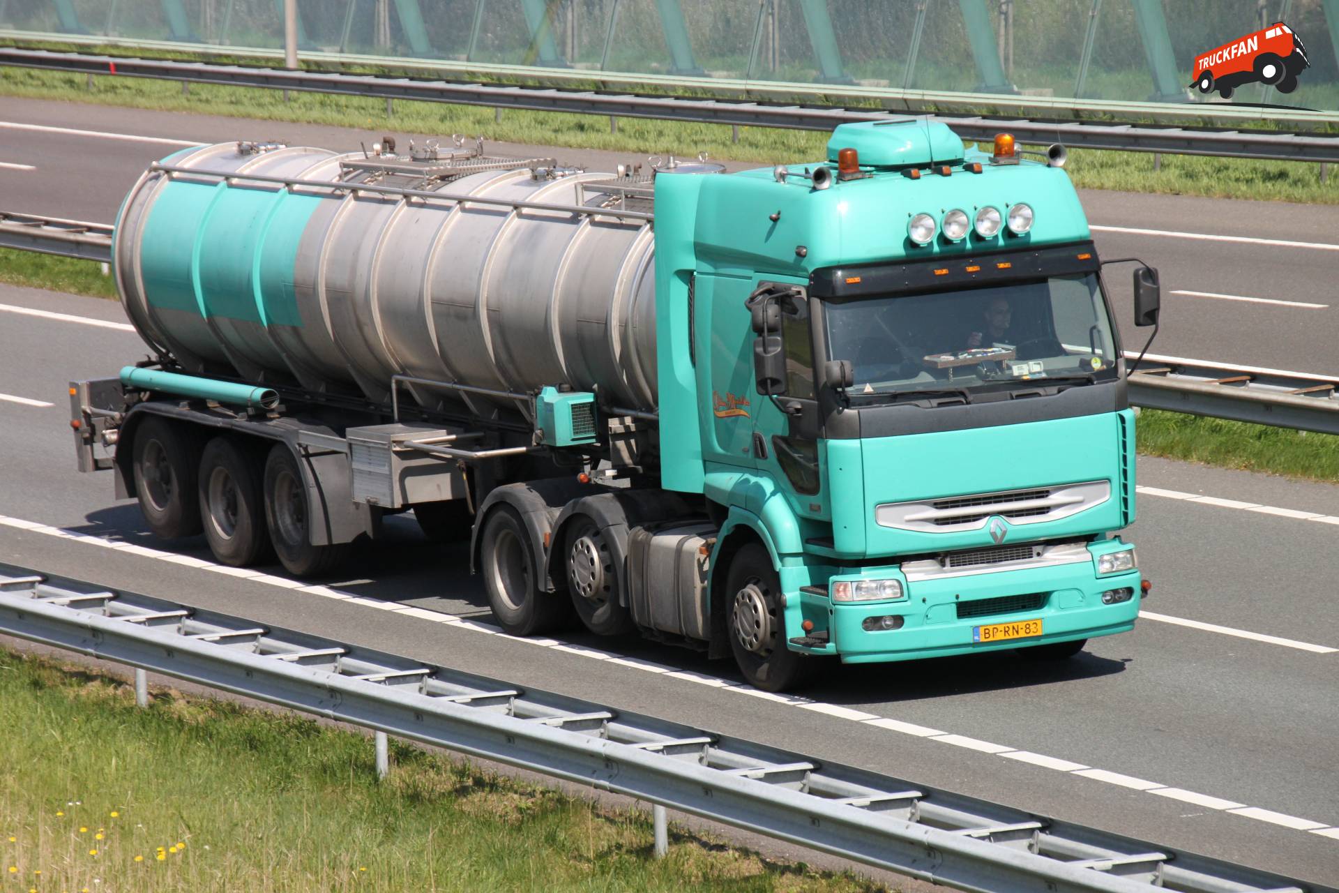 Renault Premium vrachtwagen bij Arthur Mantel