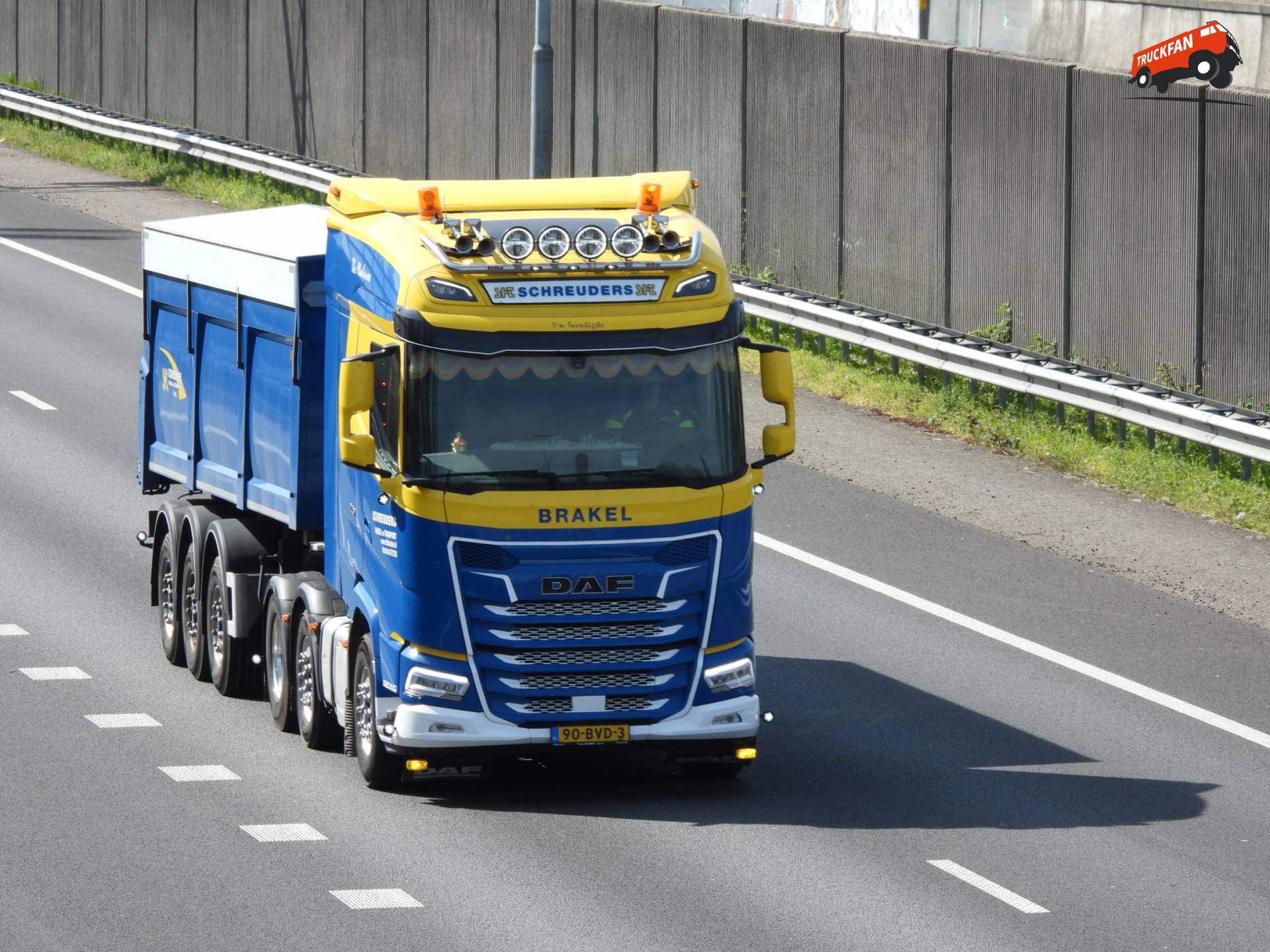 DAF XG 530 FTG vrachtwagen op A15 bij Hardinxveld-Giessendam
