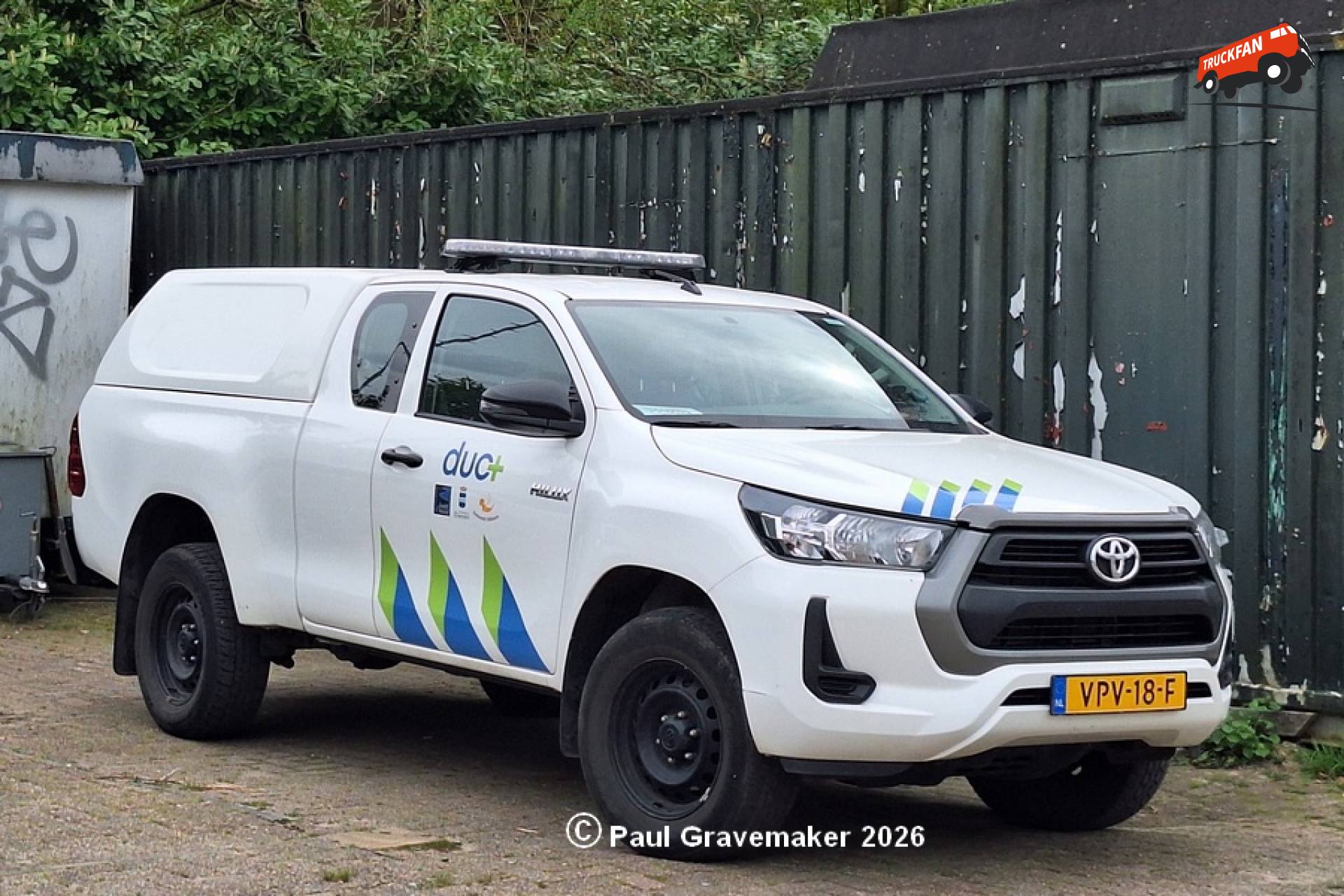 Toyota HiLux pick-up truck met hardtop