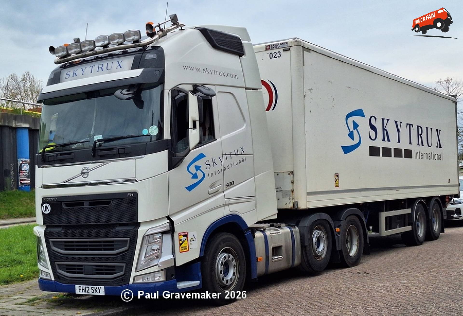 Volvo FH 500 opleggertrekker met Lawrence David oplegger