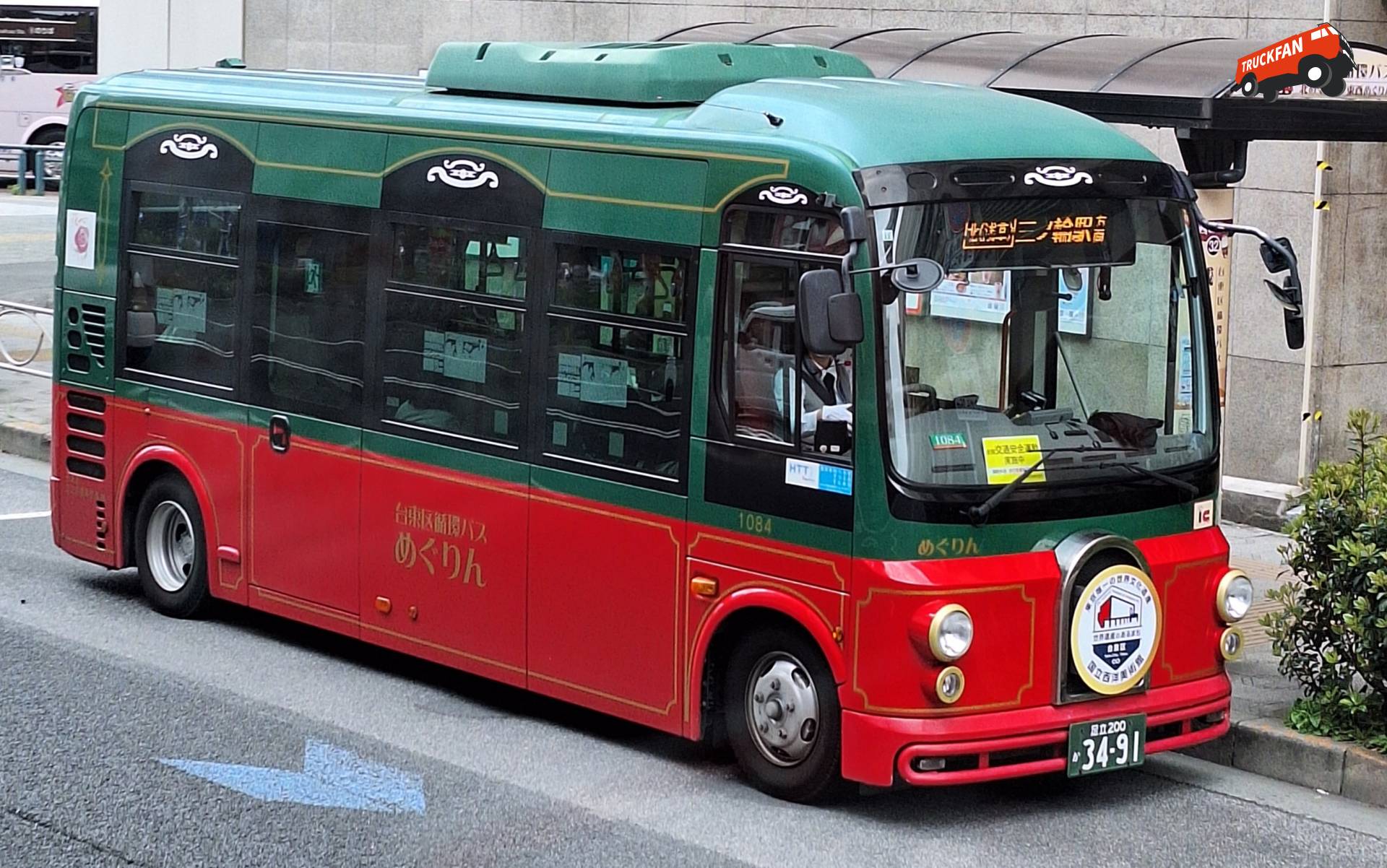 Licht omgebouwde Hino Poncho voor toeristen