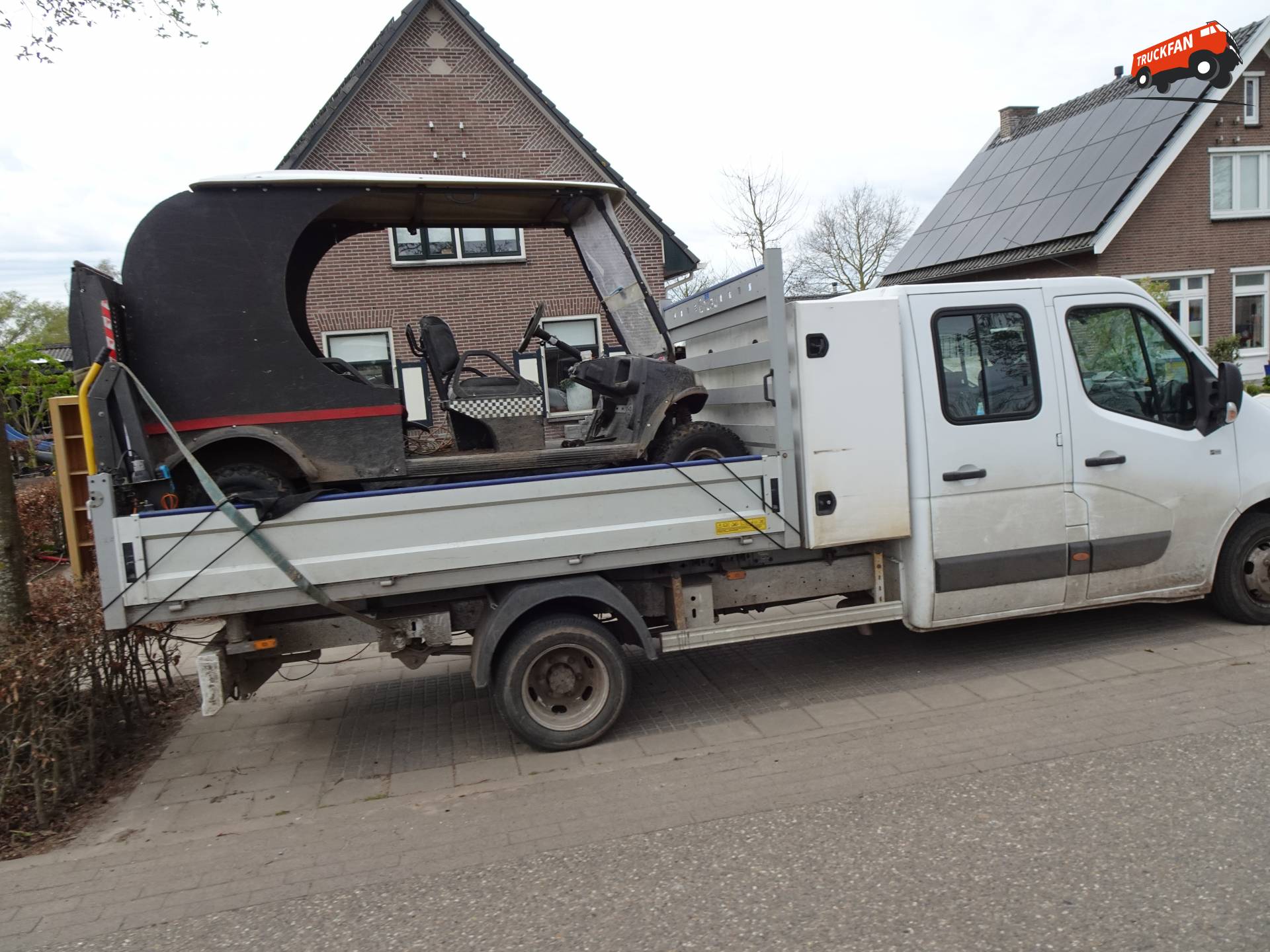 Grote golfcar op bus in Nijbroek
