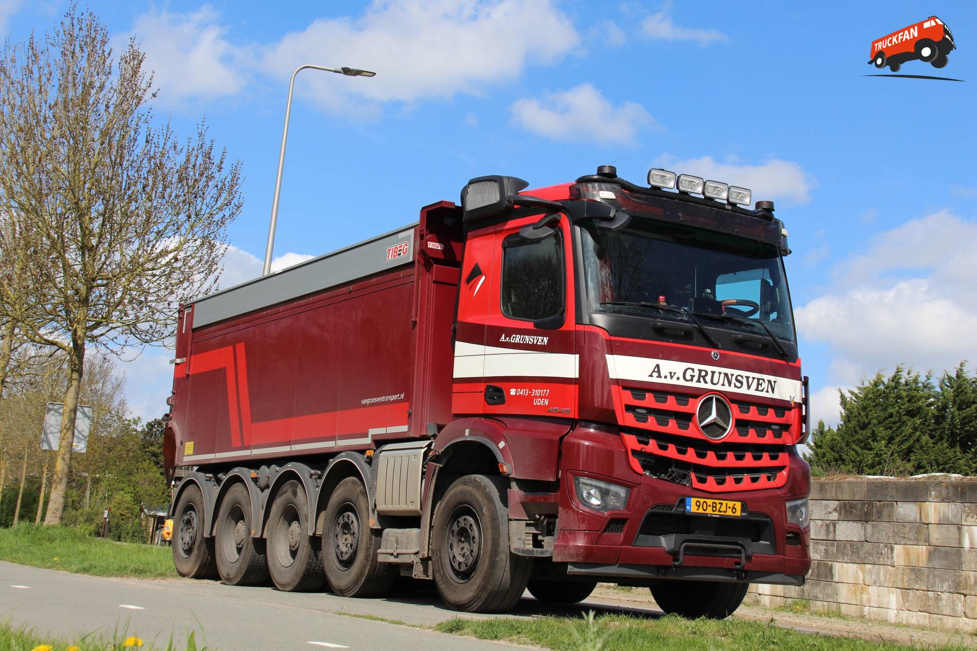 Mercedes kieper met quadro as opstelling