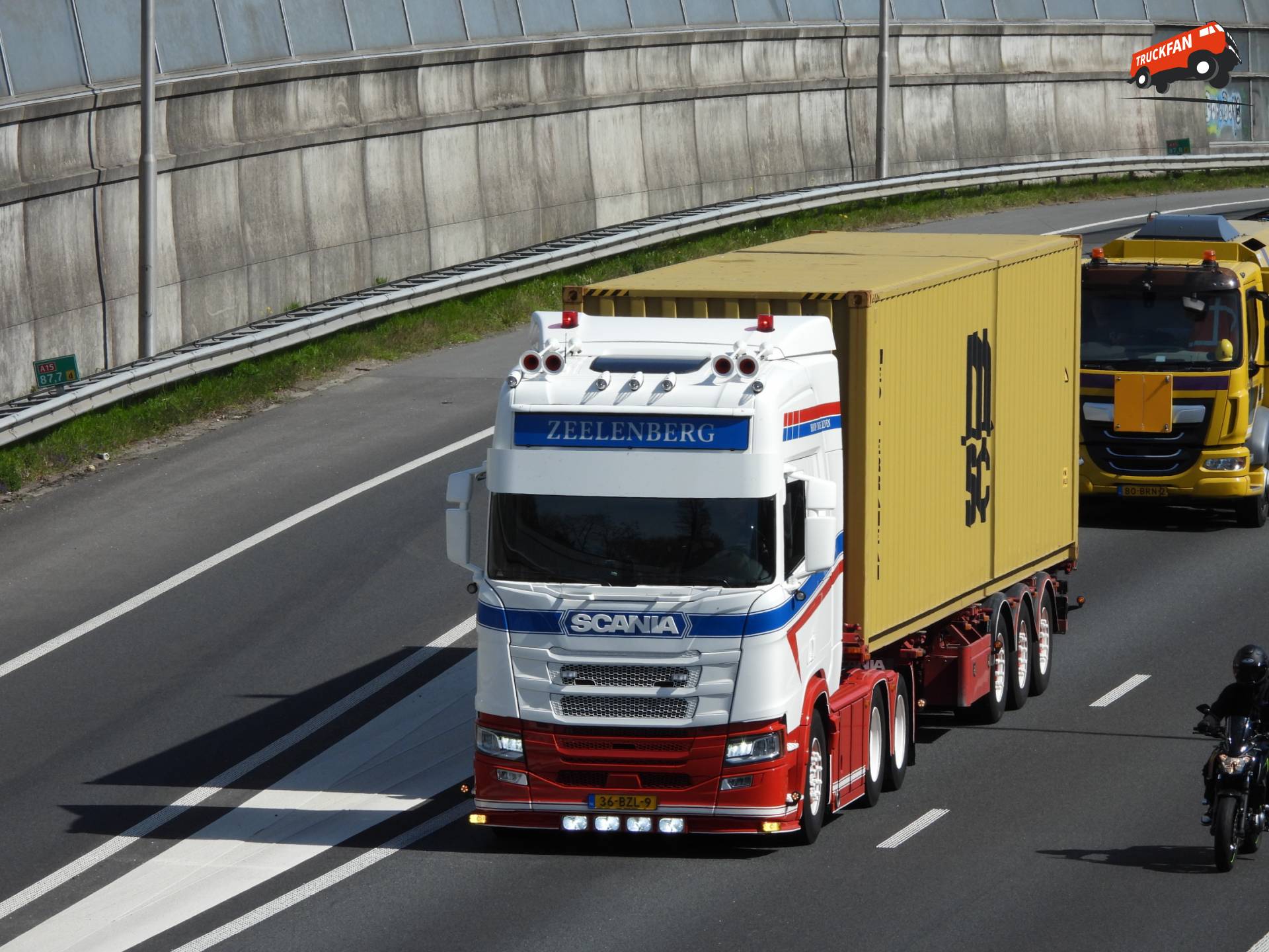 Scania R530 6x2 truck on the A15 near Hardinxveld-Giessendam