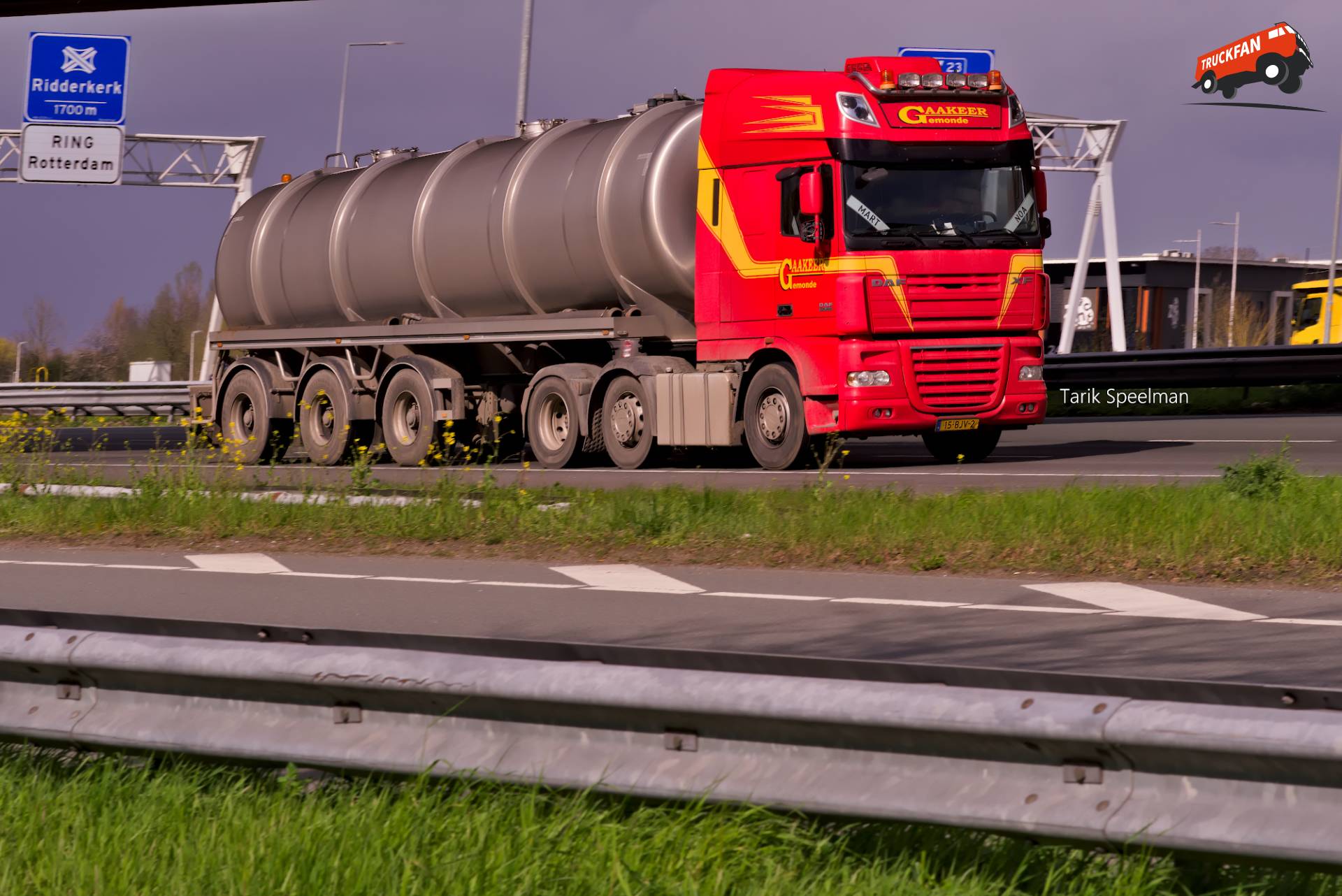 DAF XF105 truck with license plate 15-BJV-2