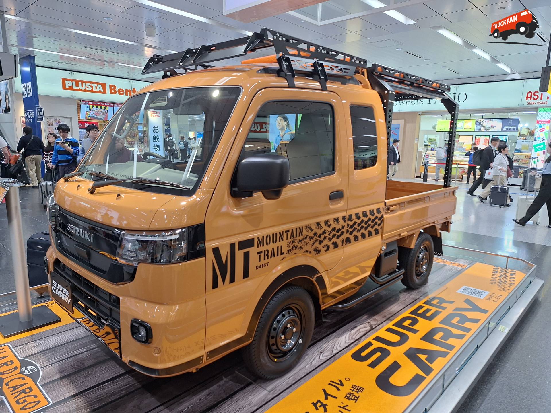 Tentoongestelde Suzuki Carry Mountain Trail in Osaka station