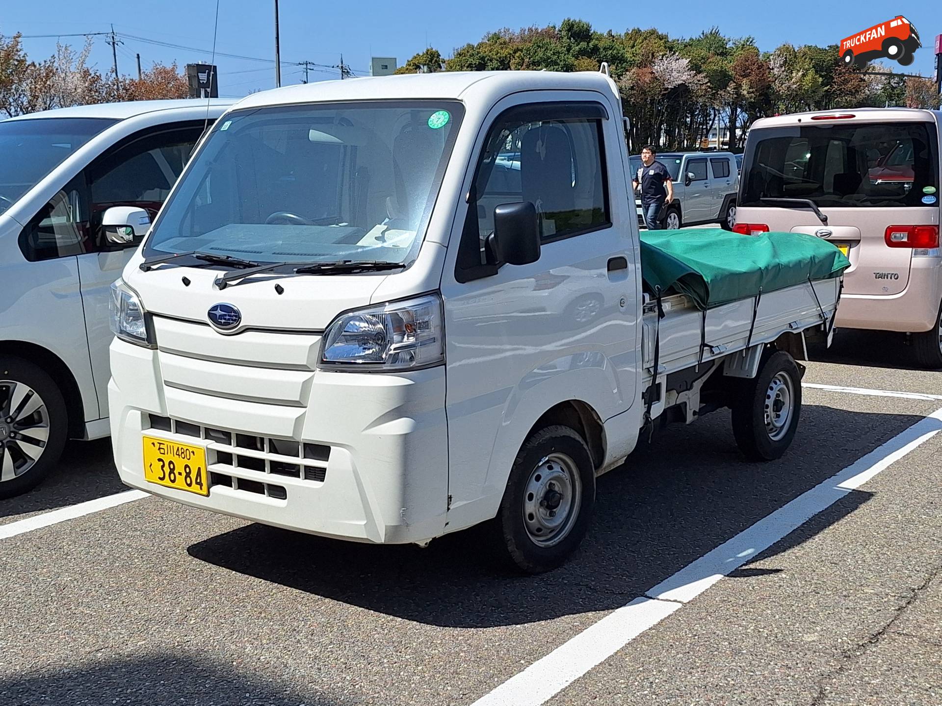 Subaru Sambar op parkeerplaats nabij Kanazawa