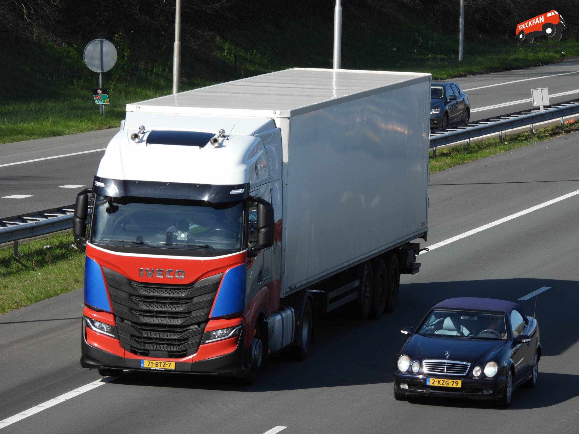 Iveco S-Way en Mercedes-Benz CLK naast elkaar op A2