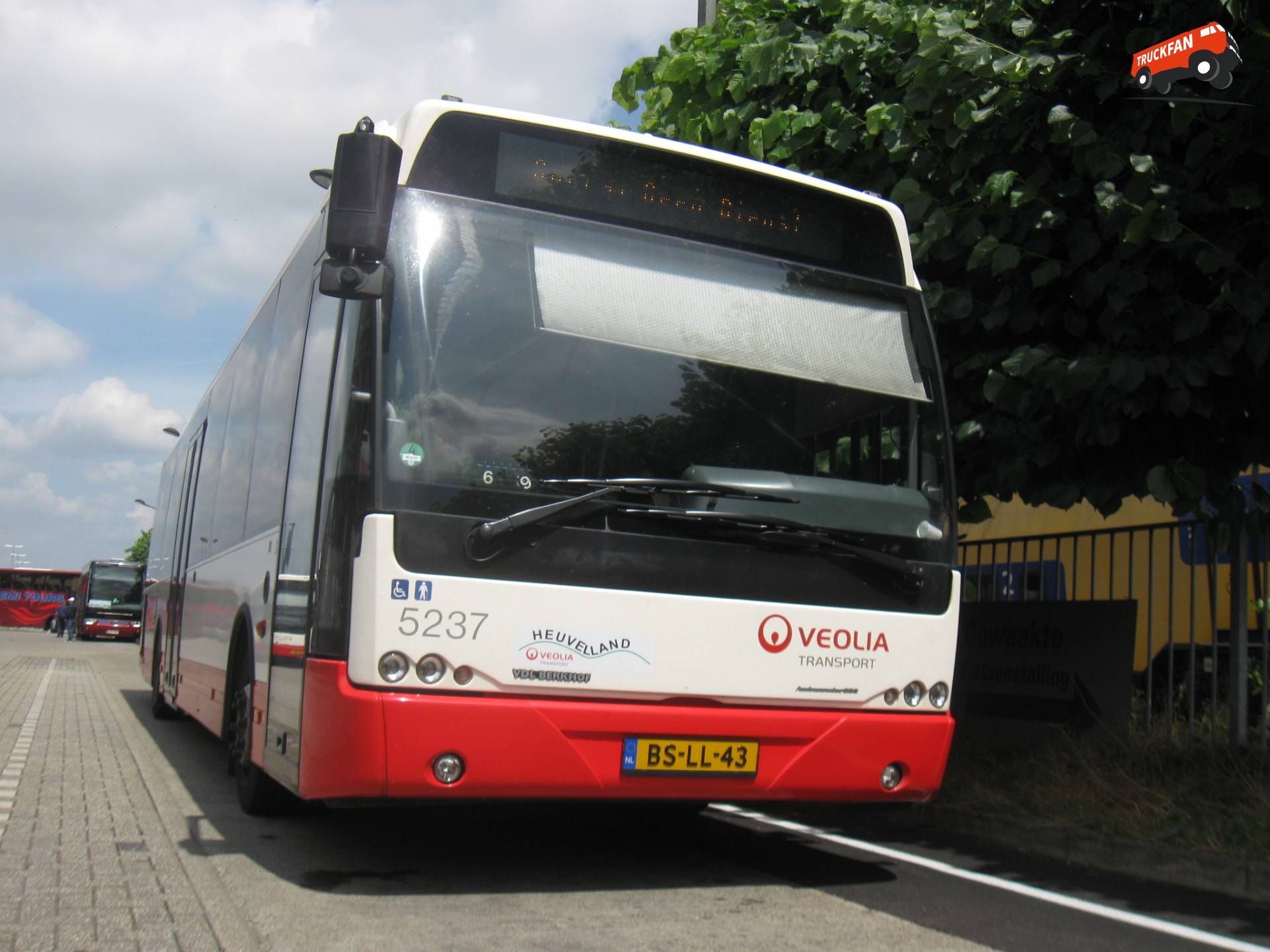 Veolia Limburg bus 5237 op station Maastricht