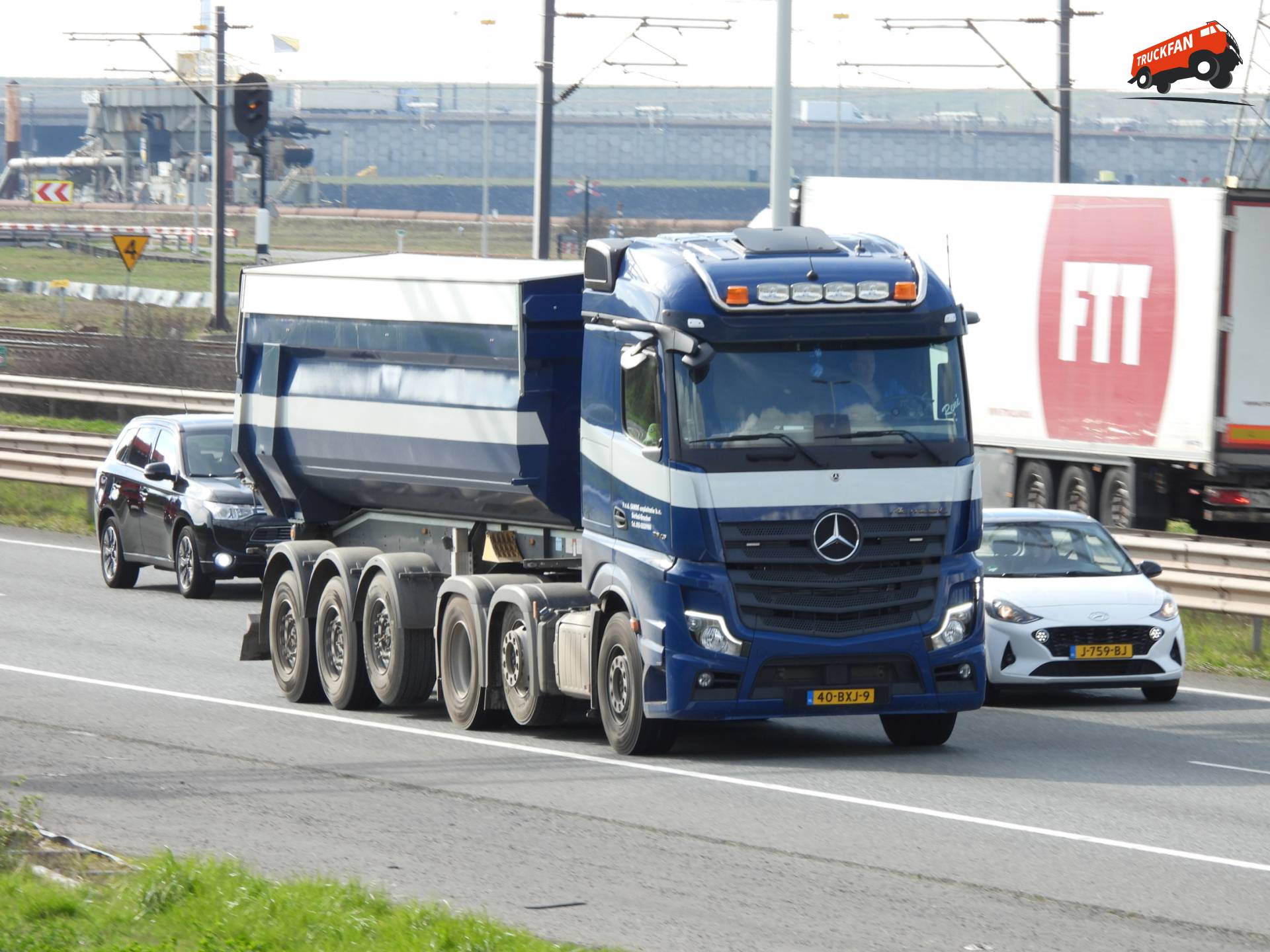 Mercedes-Benz Actros 2745 6x2 op N15 bij Slag Bergeend