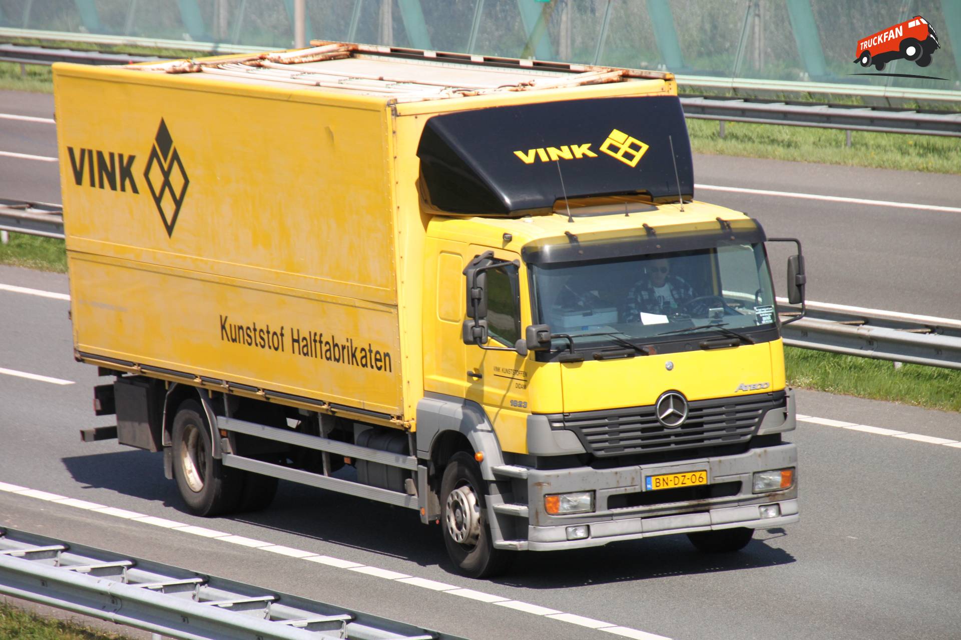 Mercedes-Benz Atego vrachtwagen van Vink Kunststoffen