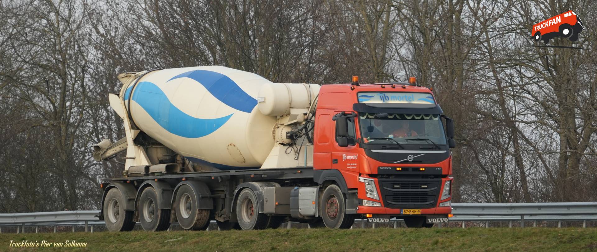 Volvo FM mixer transport op A7 Sneek