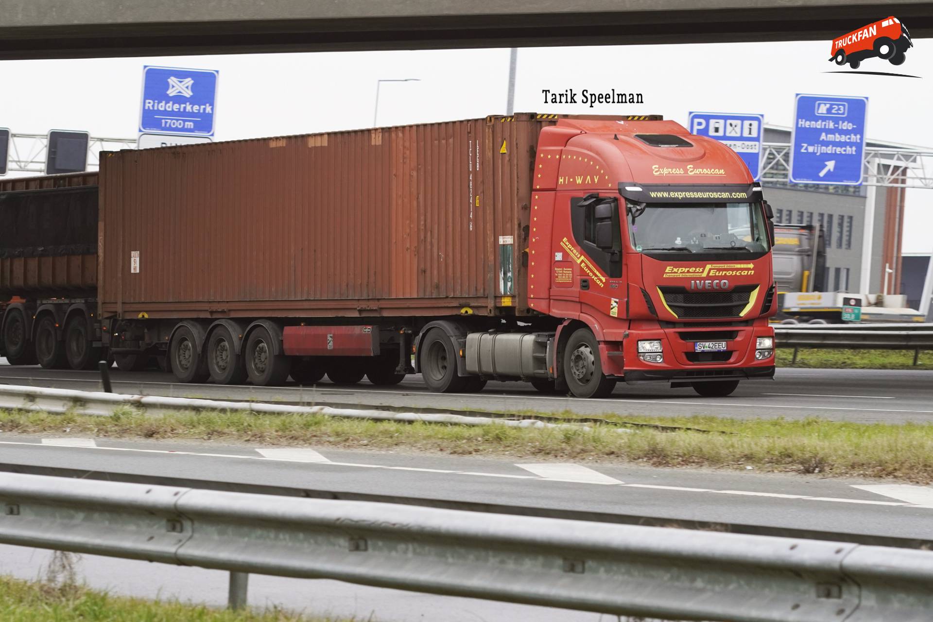 Iveco Stralis vrachtwagen met kenteken SV 42EEU