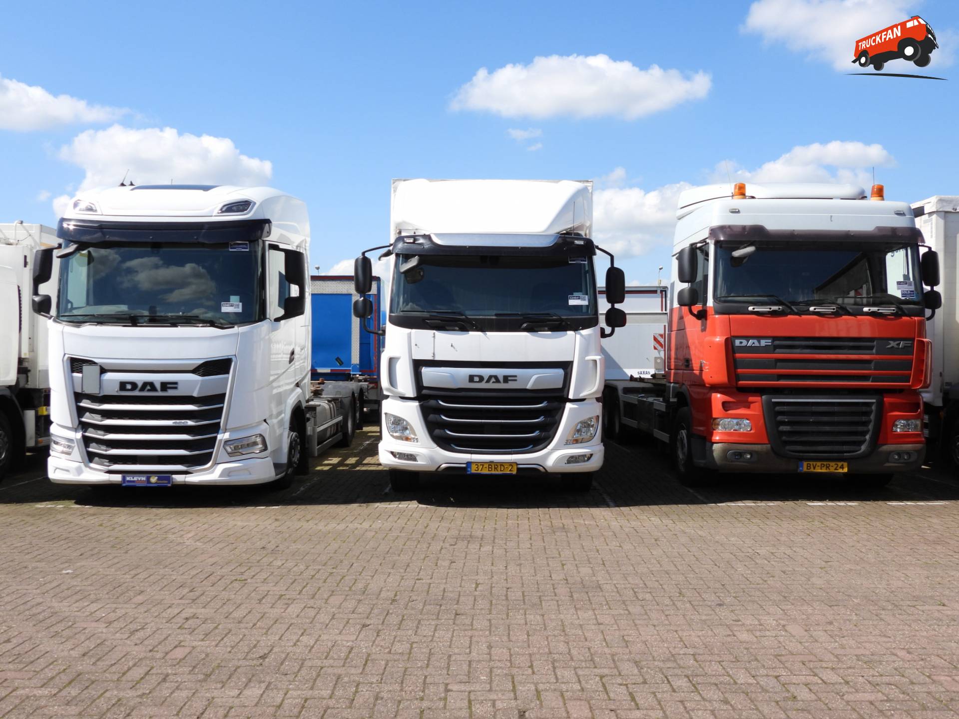 Drie verschillende soorten DAF vrachtwagens.