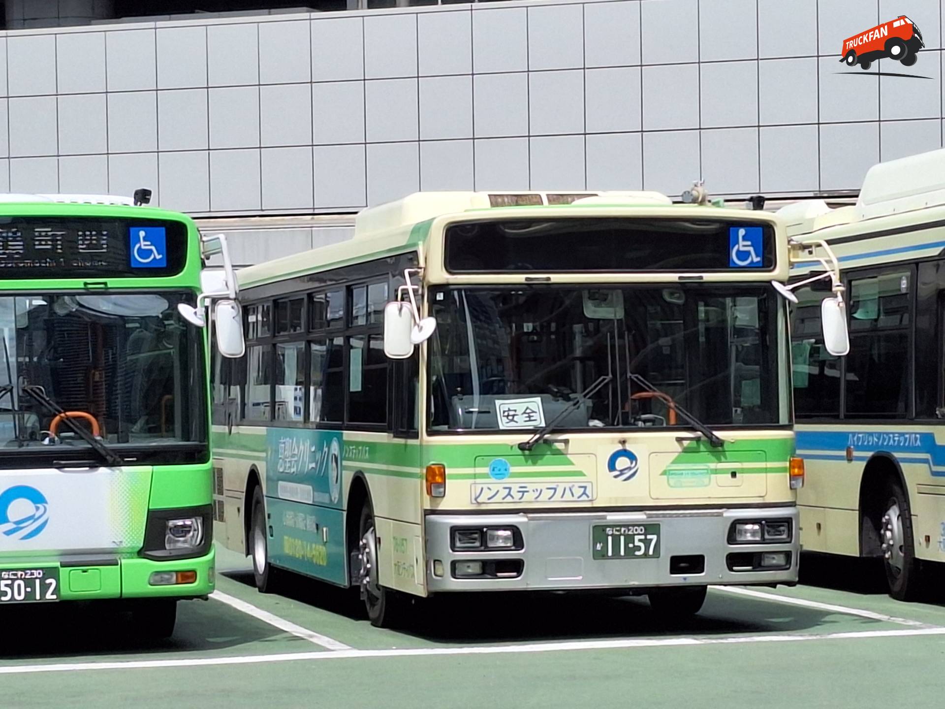 Nissan Diesel Space Runner bij station Osaka