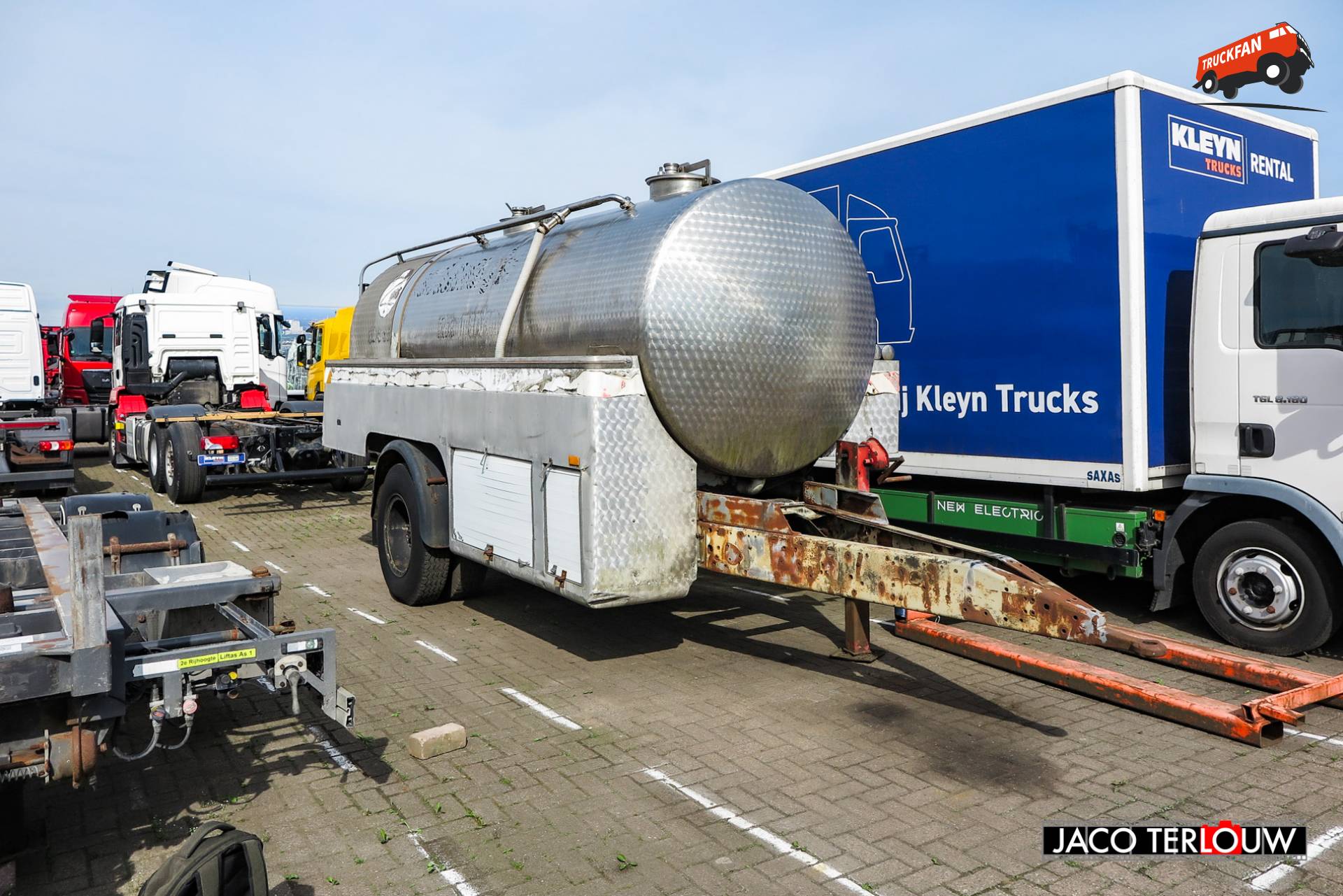 Tankaanhangwagen op buitenterrein van Kleyn Trucks