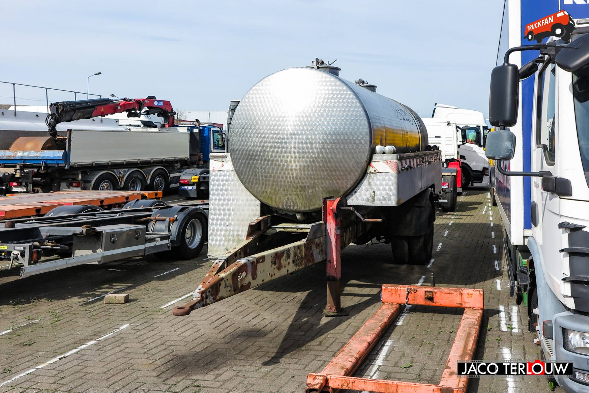 Tankaanhangwagen op buitenterrein van Kleyn Trucks