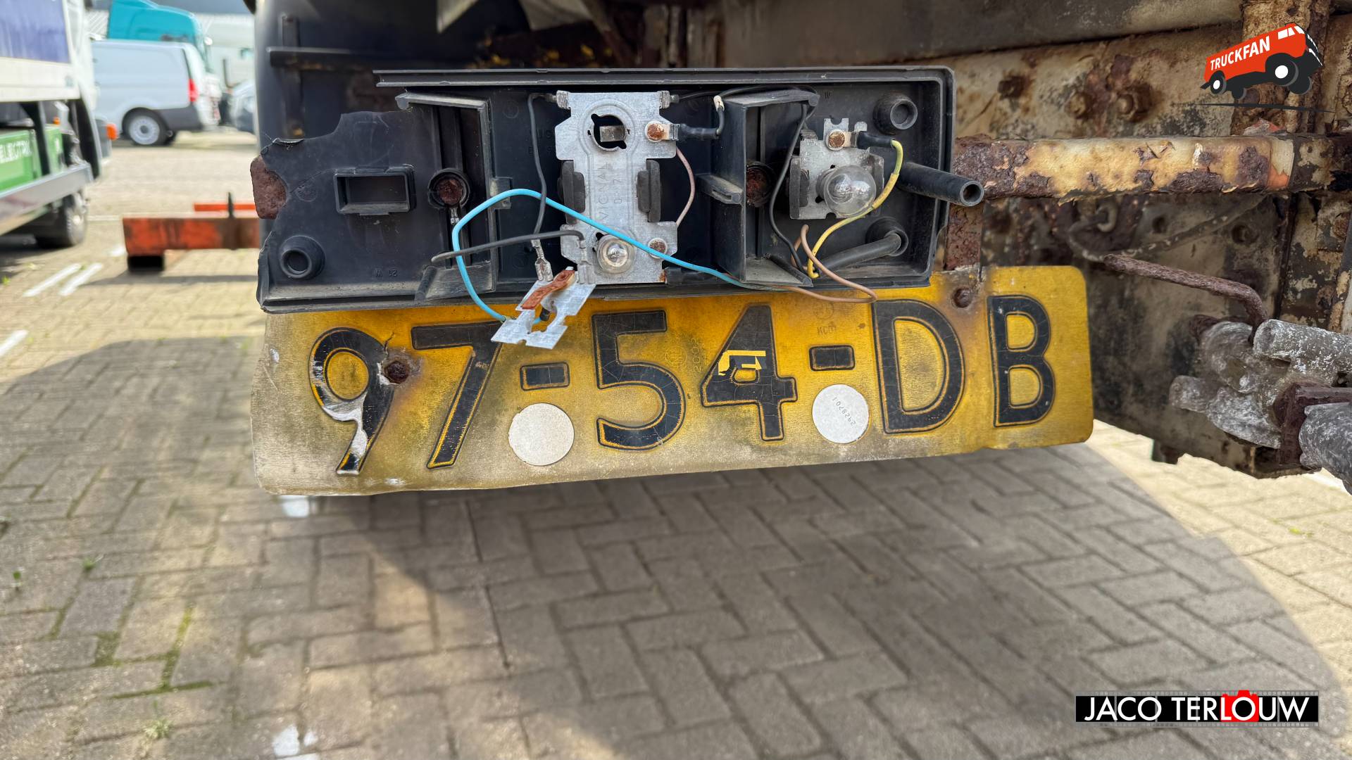 Tankaanhangwagen op buitenterrein bij Kleyn Trucks