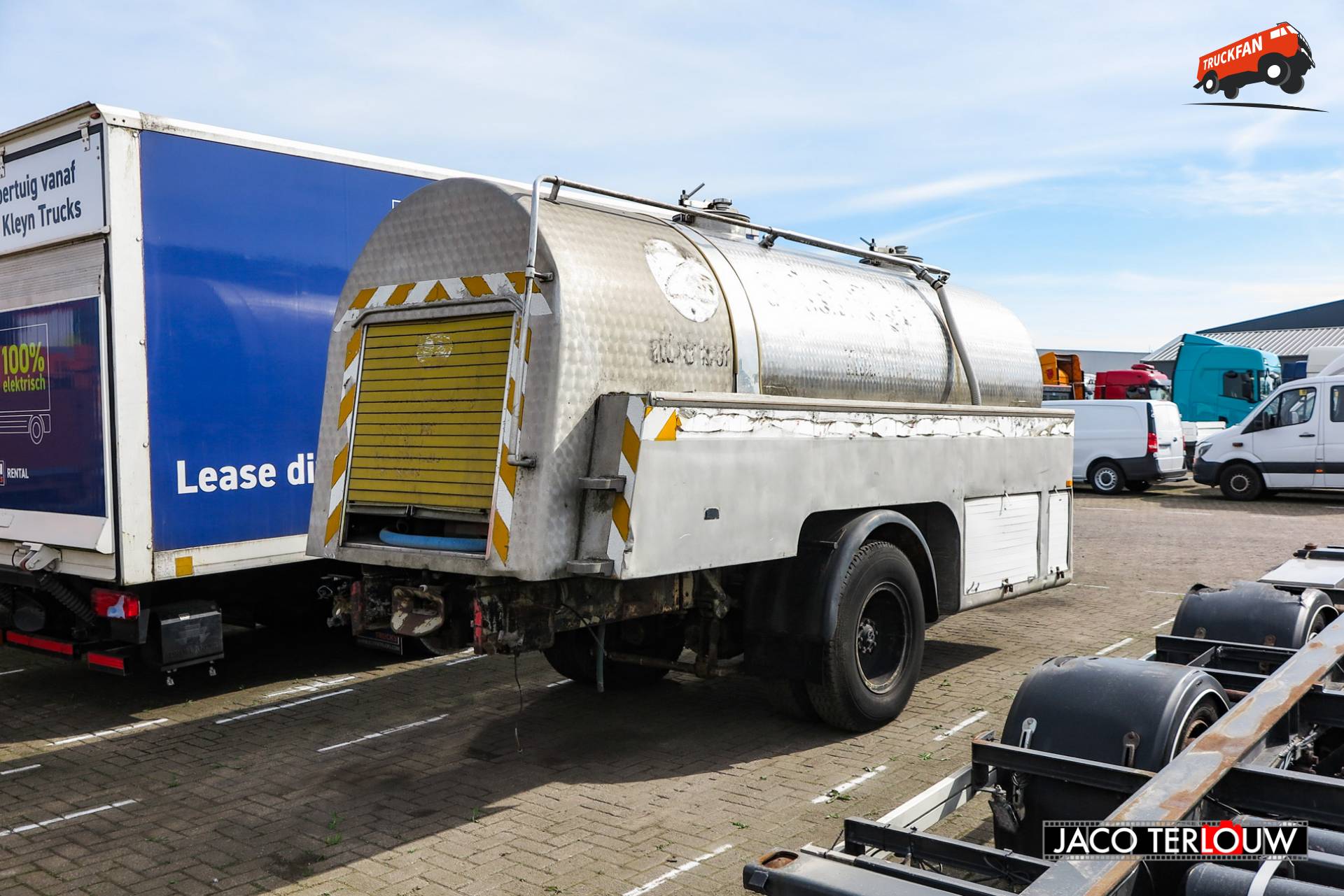 Tankaanhangwagen op Kleyn Trucks buitenterrein in Vuren
