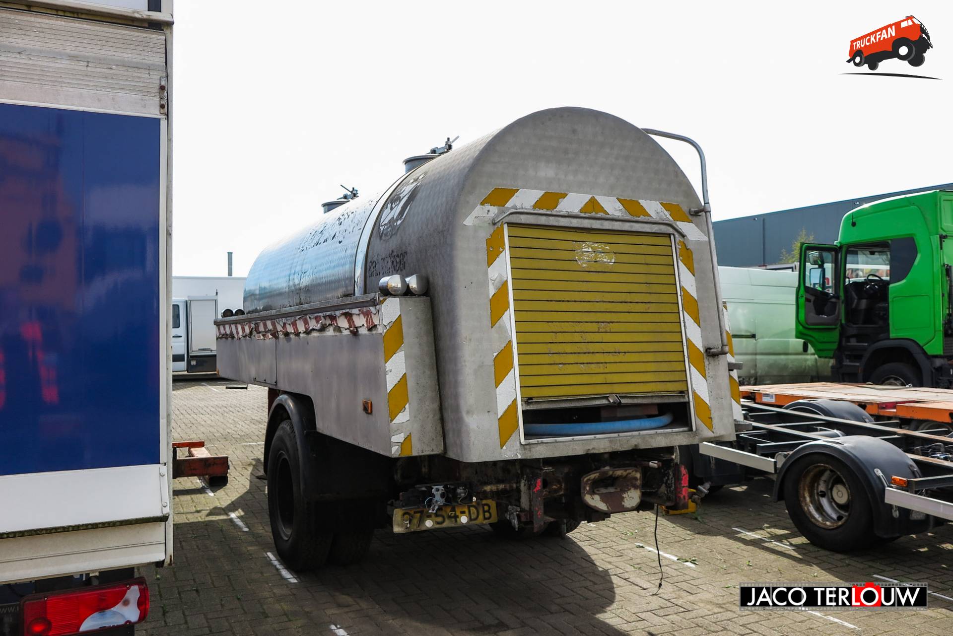 Tankaanhangwagen op buitenterrein van Kleyn Trucks