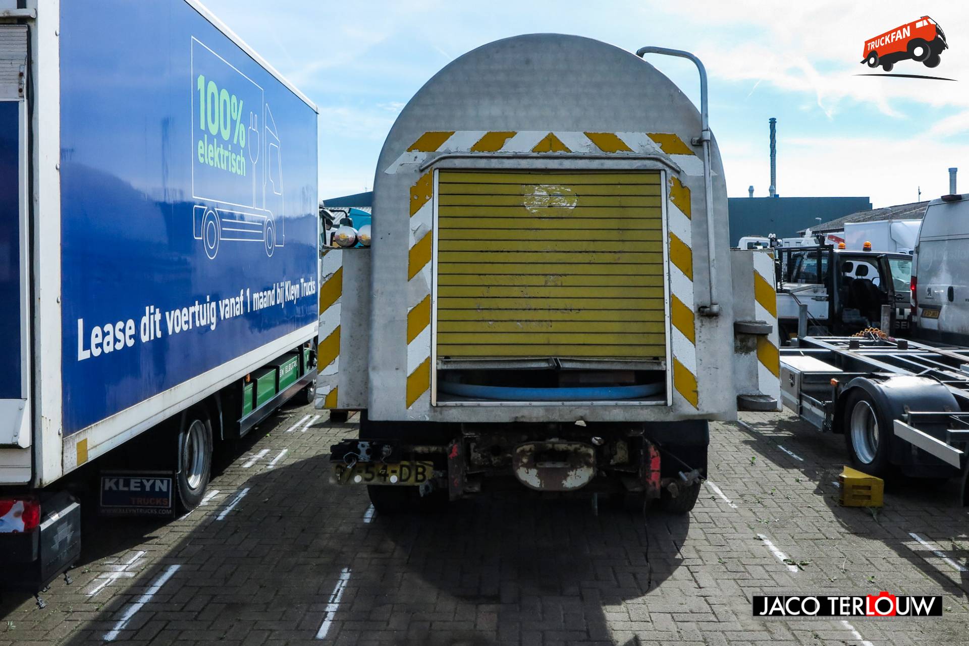 Tankaanhangwagen op buitenterrein van Kleyn Trucks