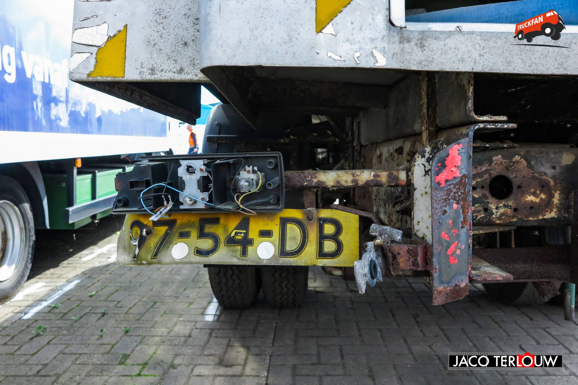 Tankaanhangwagen op buitenterrein van Kleyn Trucks