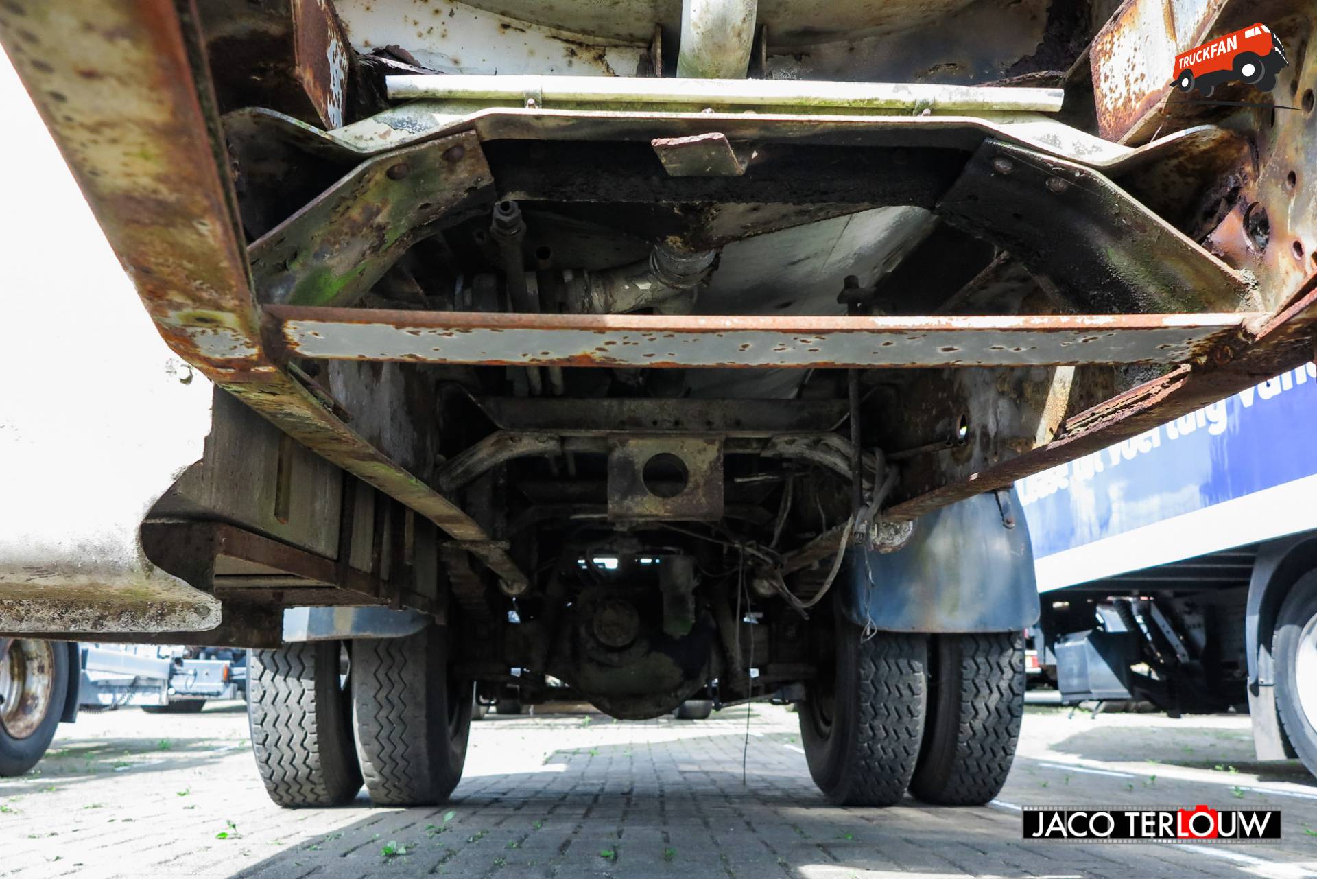 Tankaanhangwagen op terrein van Kleyn Trucks